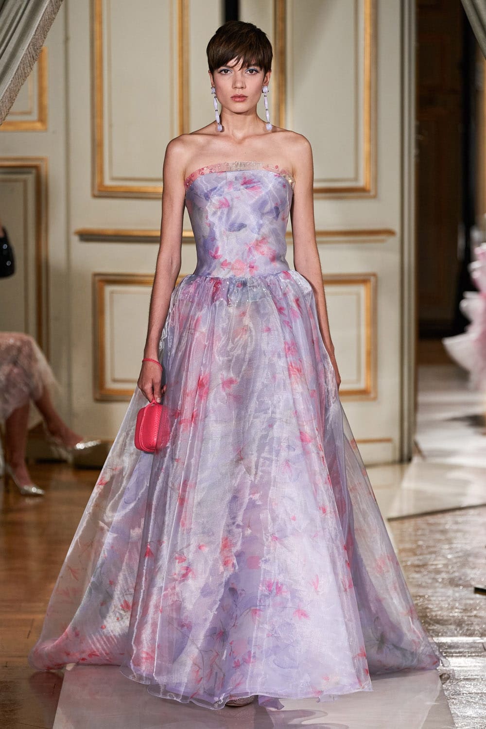 Giorgio Armani Privé Haute Couture Outono Inverno 2021-2022 por RUNWAY MAGAZINE
