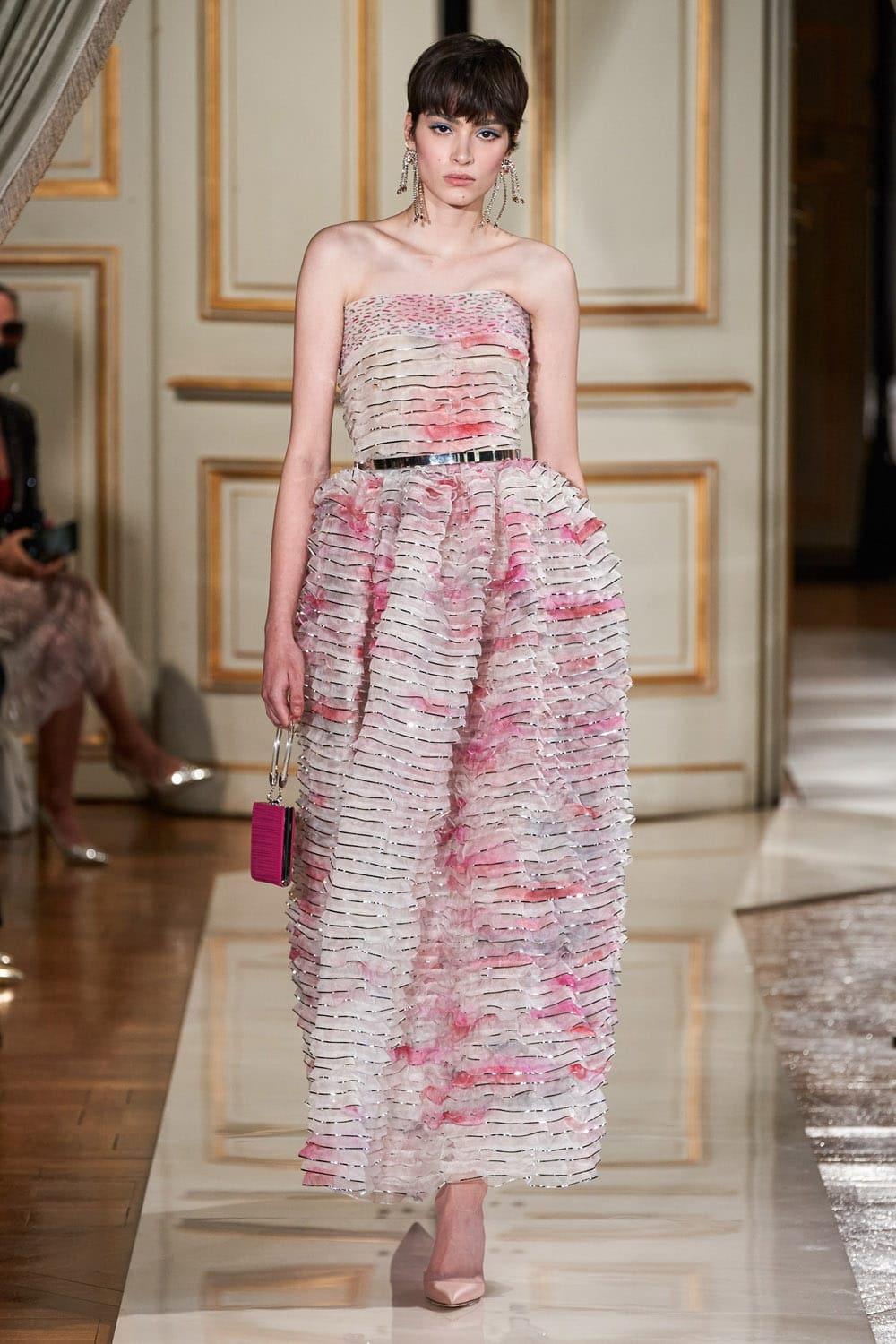 Giorgio Armani Privé Haute Couture Outono Inverno 2021-2022 por RUNWAY MAGAZINE