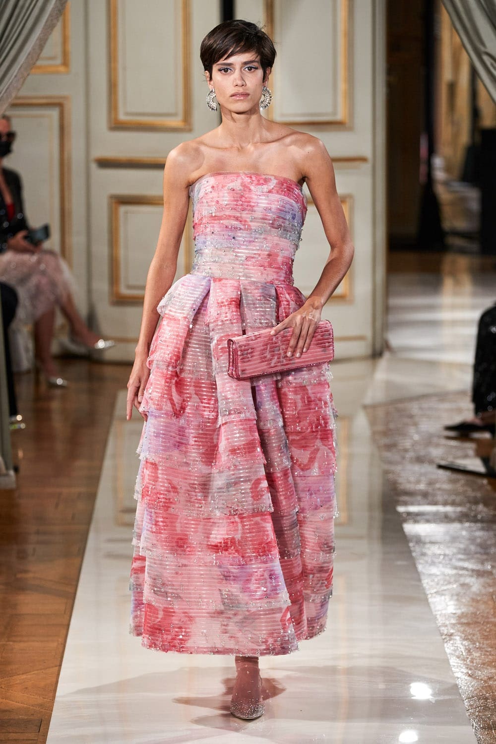 Giorgio Armani Privé Haute Couture Outono Inverno 2021-2022 por RUNWAY MAGAZINE