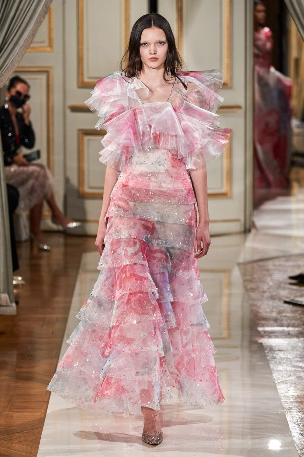 Giorgio Armani Privé Haute Couture Outono Inverno 2021-2022 por RUNWAY MAGAZINE