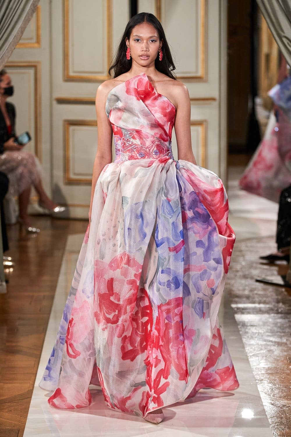 Giorgio Armani Privé Haute Couture Outono Inverno 2021-2022 por RUNWAY MAGAZINE