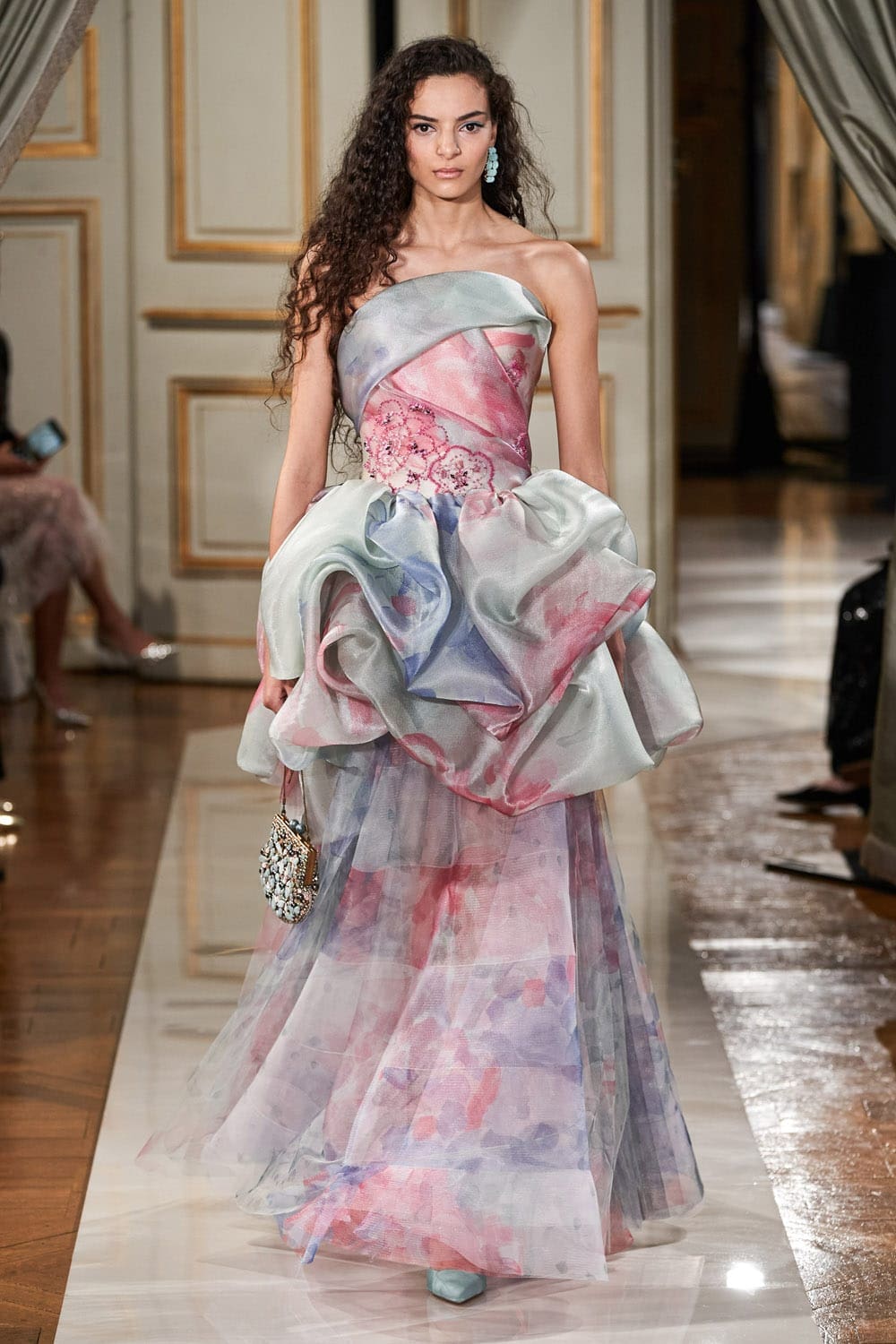 Giorgio Armani Privé Haute Couture Outono Inverno 2021-2022 por RUNWAY MAGAZINE
