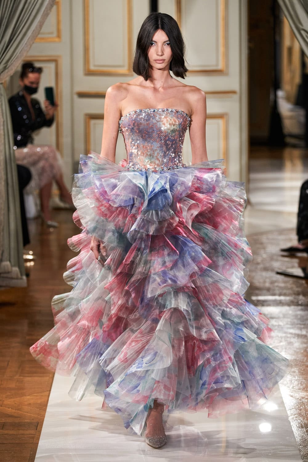 Giorgio Armani Privé Haute Couture Outono Inverno 2021-2022 por RUNWAY MAGAZINE