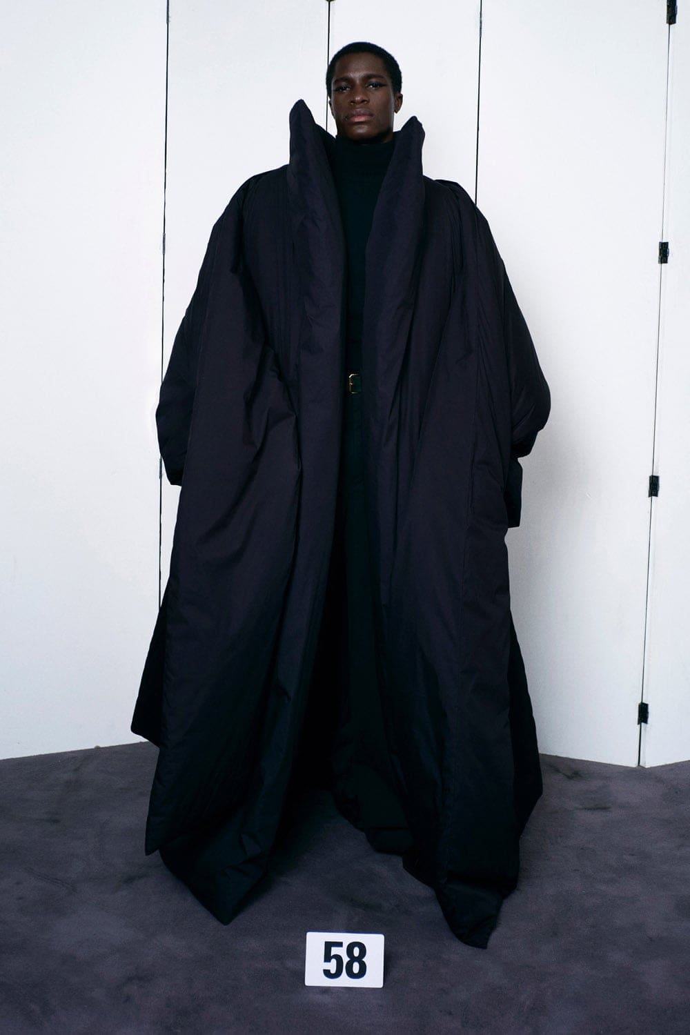 Balenciaga Haute Couture Autunno Inverno 2021-2022 by RUNWAY MAGAZINE