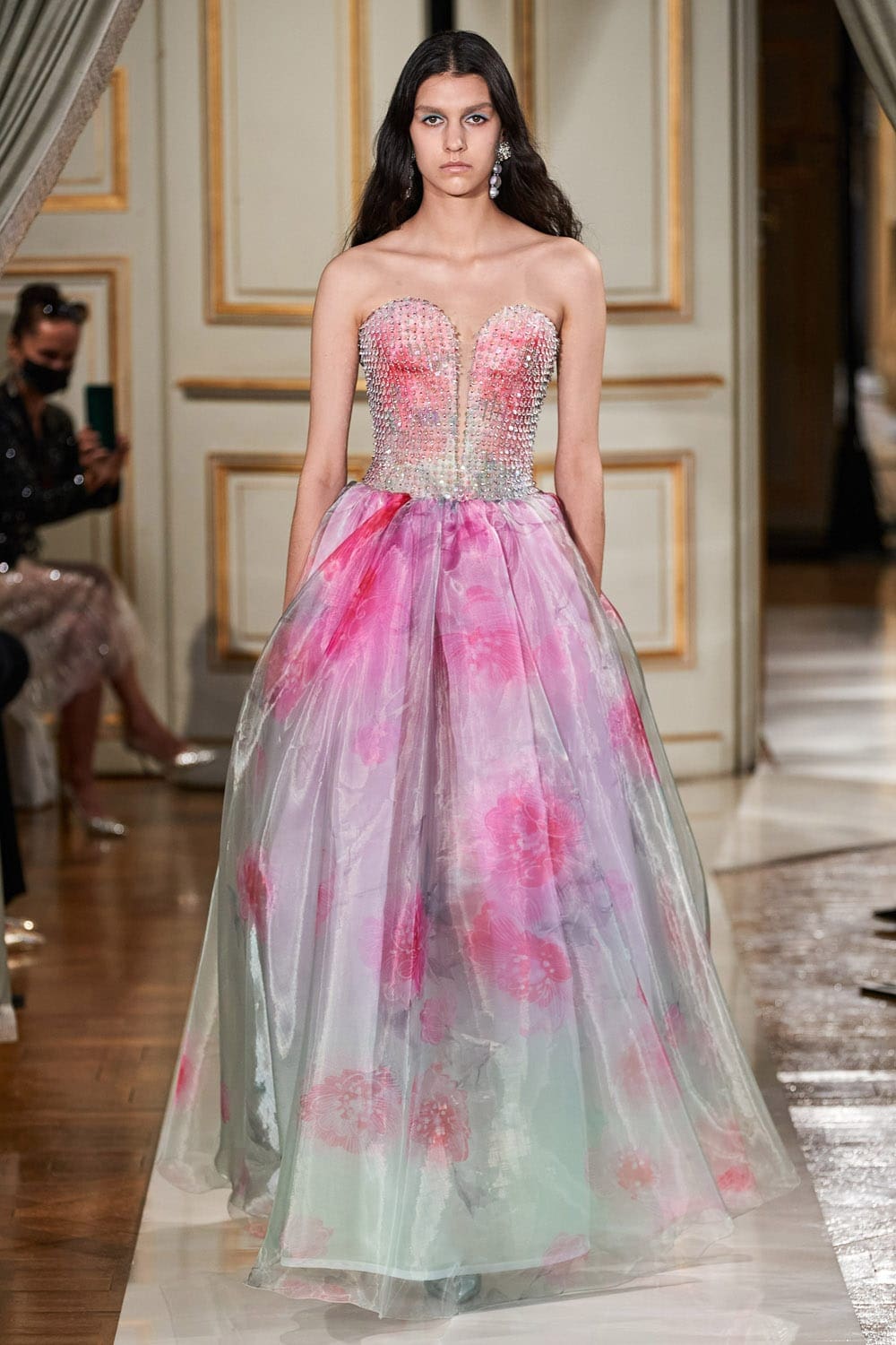 Giorgio Armani Privé Haute Couture Outono Inverno 2021-2022 por RUNWAY MAGAZINE