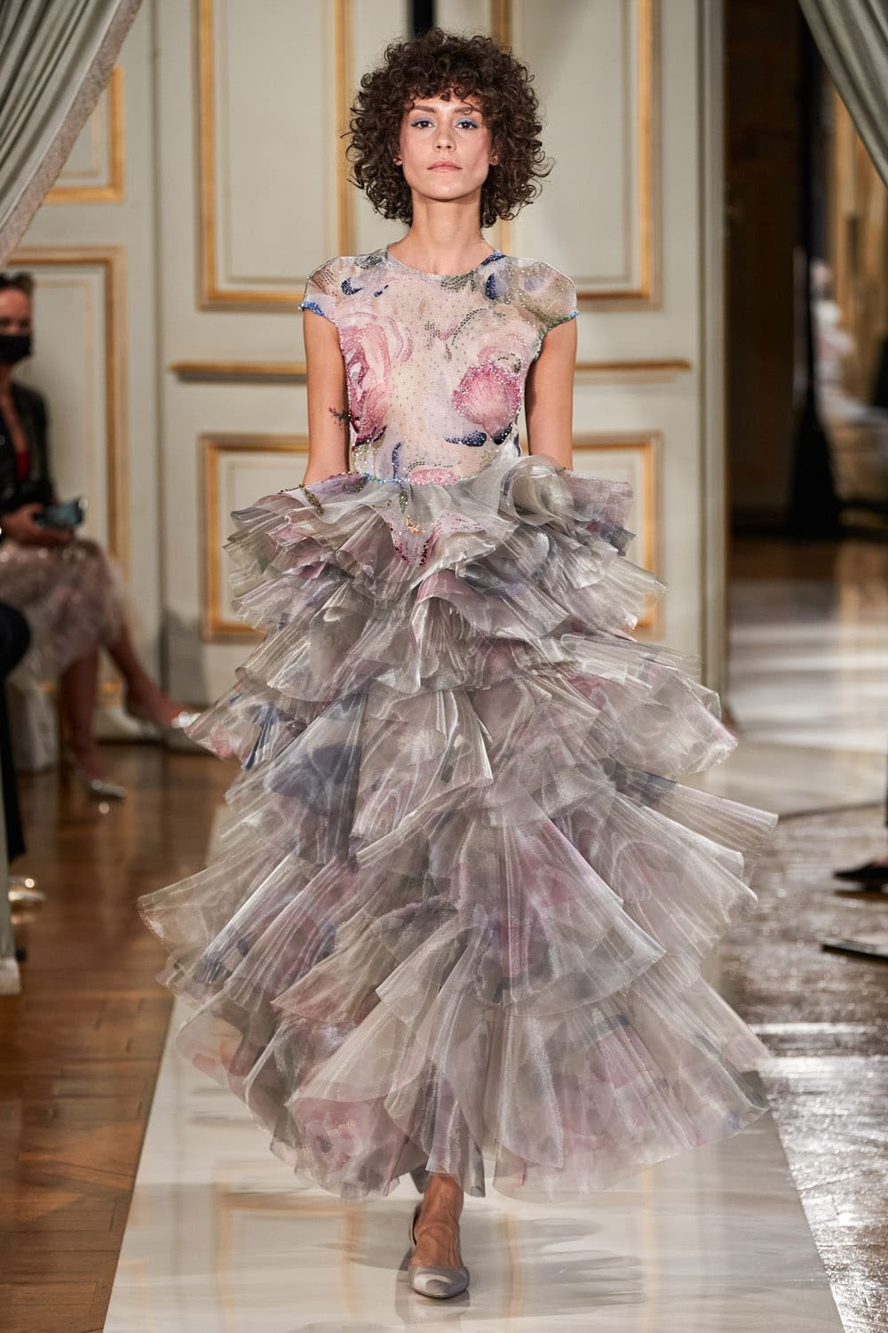 Giorgio Armani Privé Haute Couture Outono Inverno 2021-2022 por RUNWAY MAGAZINE