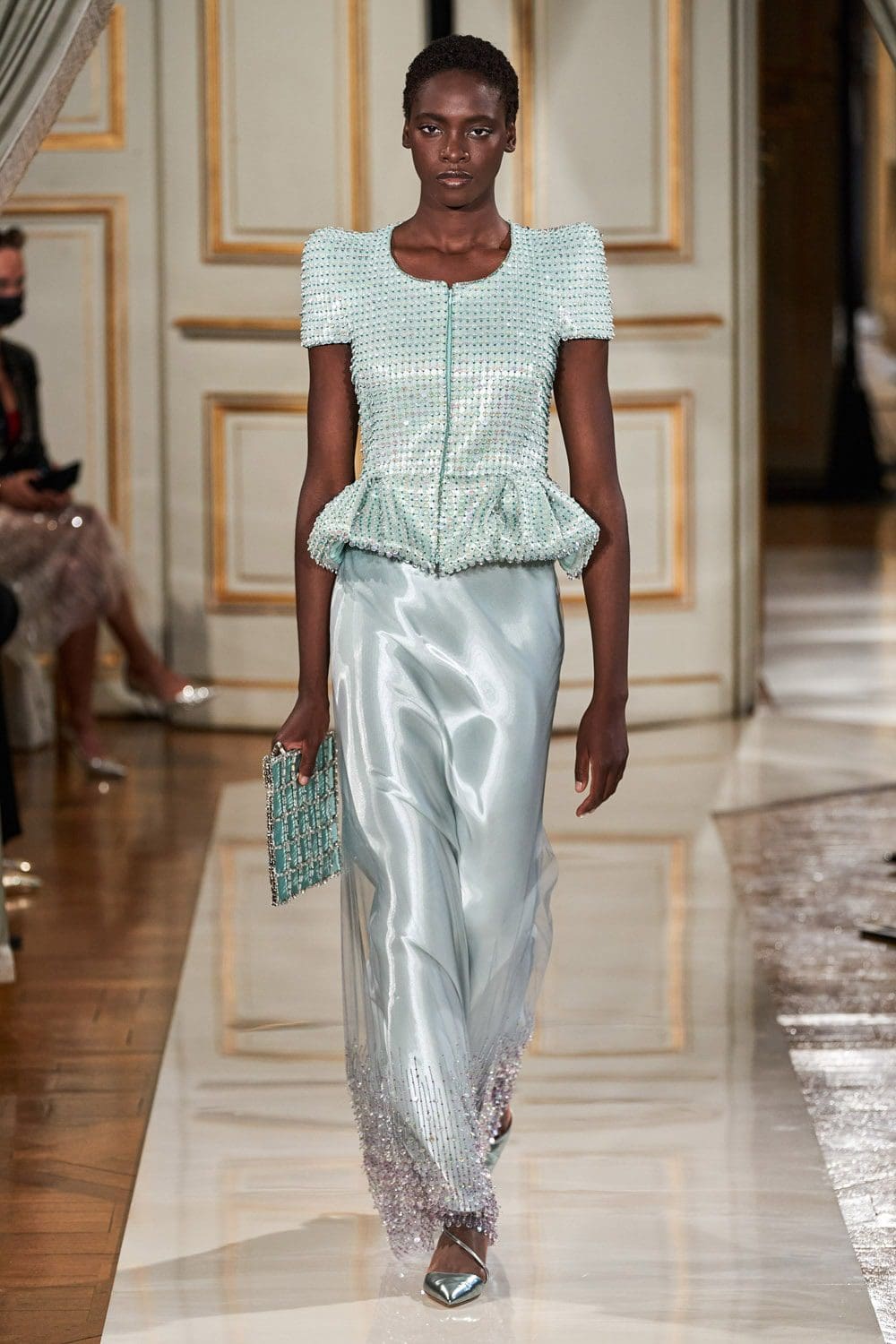 Giorgio Armani Privé Haute Couture Outono Inverno 2021-2022 por RUNWAY MAGAZINE