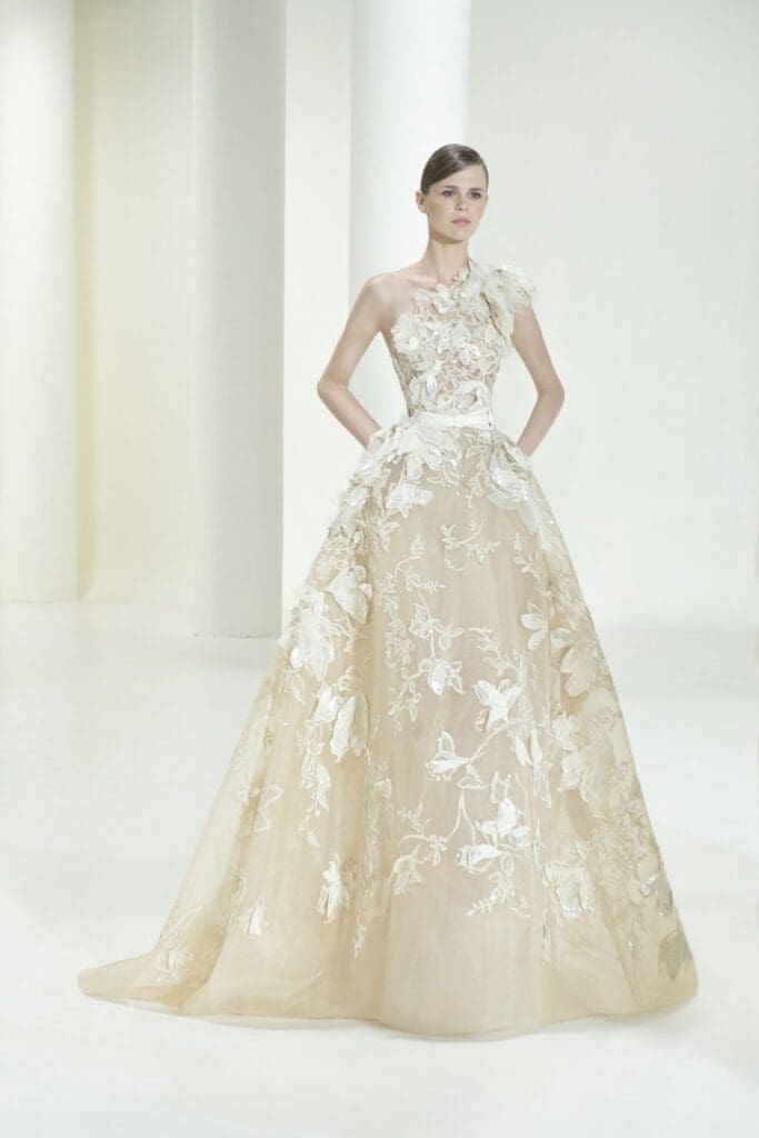 Elie Saab Haute Couture Autunno Inverno 2021-2022 di RUNWAY MAGAZINE