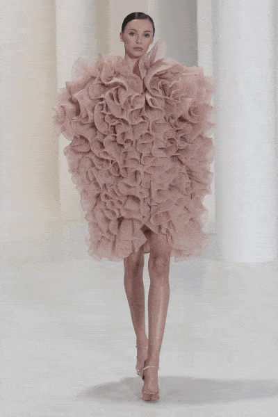 Elie Saab Haute Couture Automne Hiver 2021-2022 par RUNWAY MAGAZINE