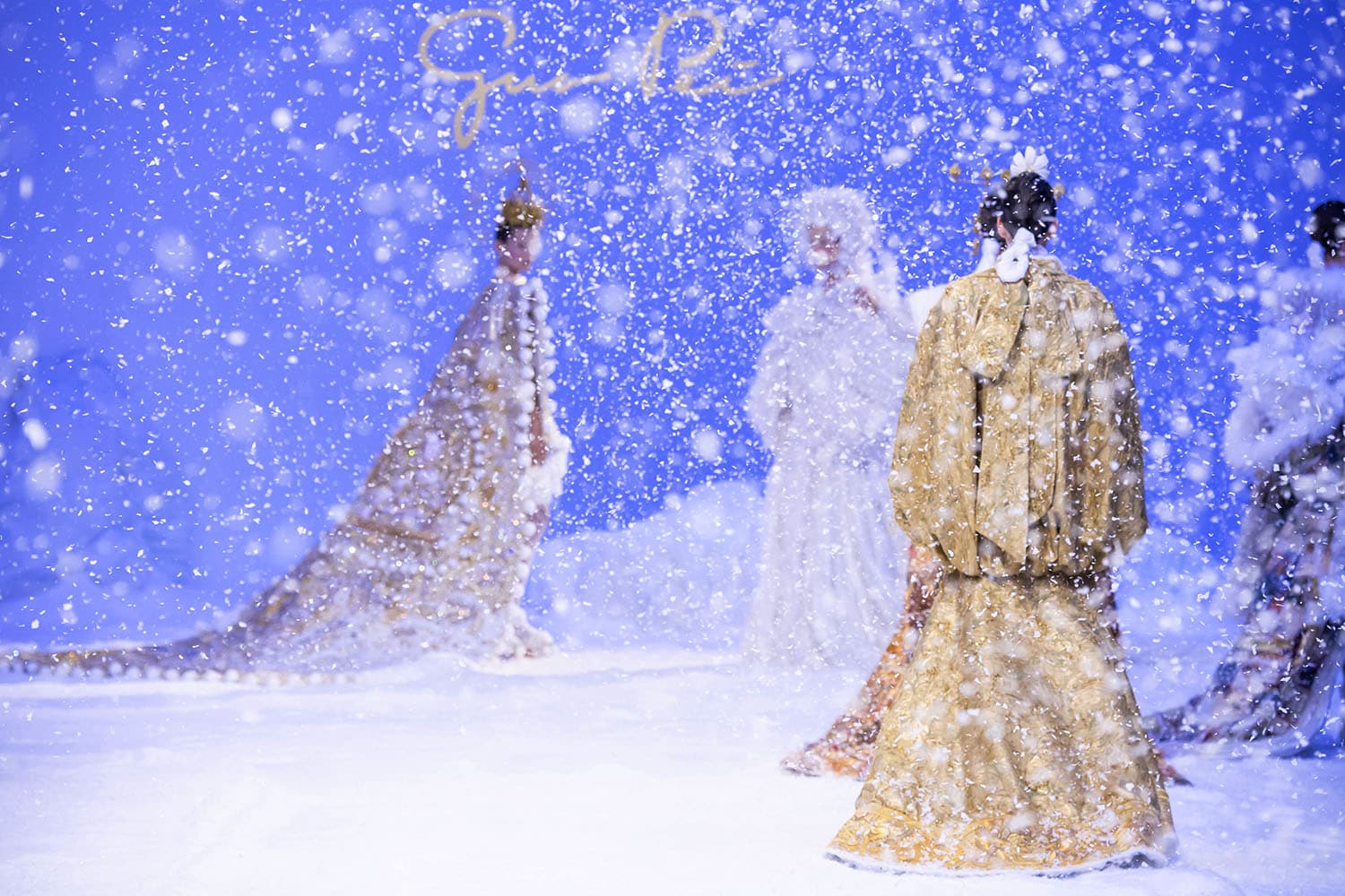 Guo Pei Haute Couture Printemps Été 2020 by RUNWAY MAGAZINE