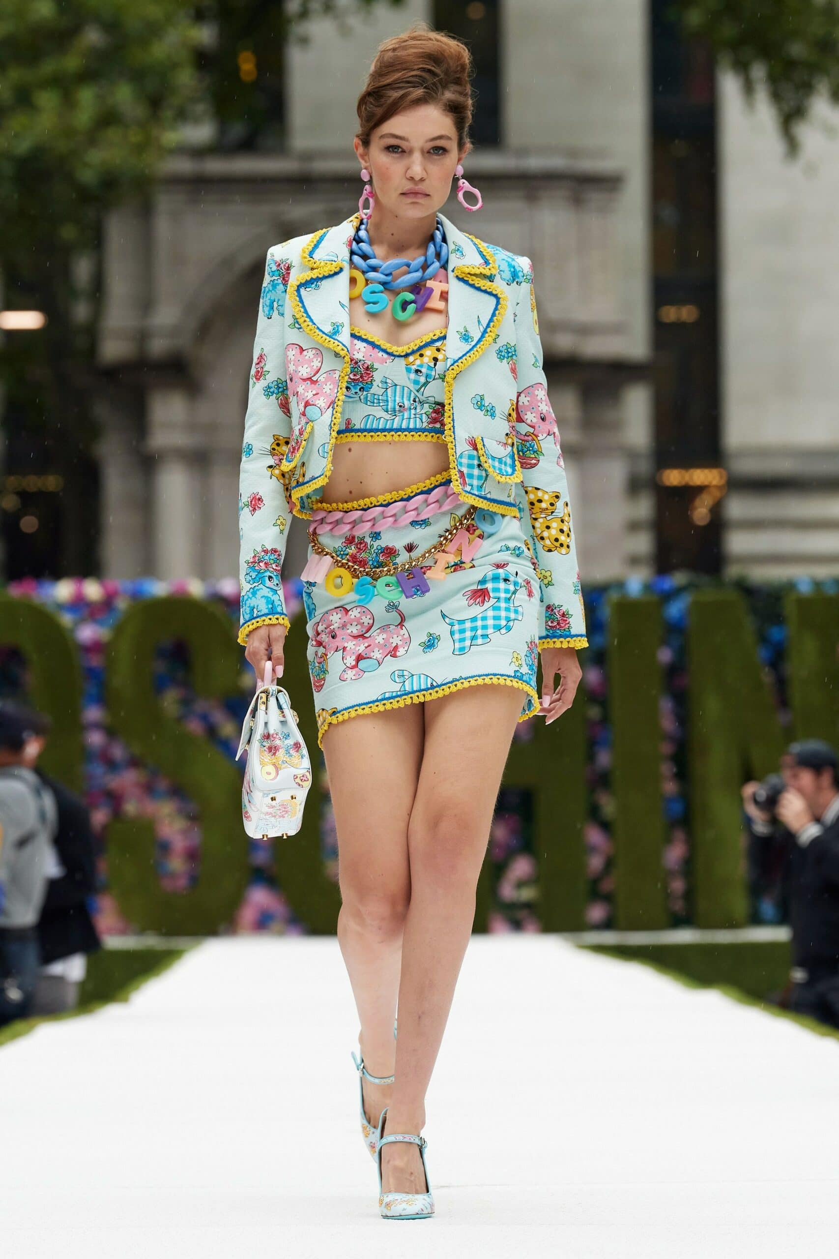 Moschino printemps-été 2022 par RUNWAY MAGAZINE