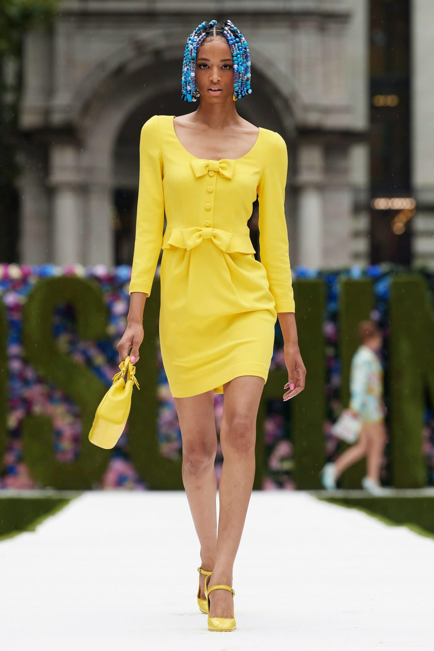 Moschino printemps-été 2022 par RUNWAY MAGAZINE
