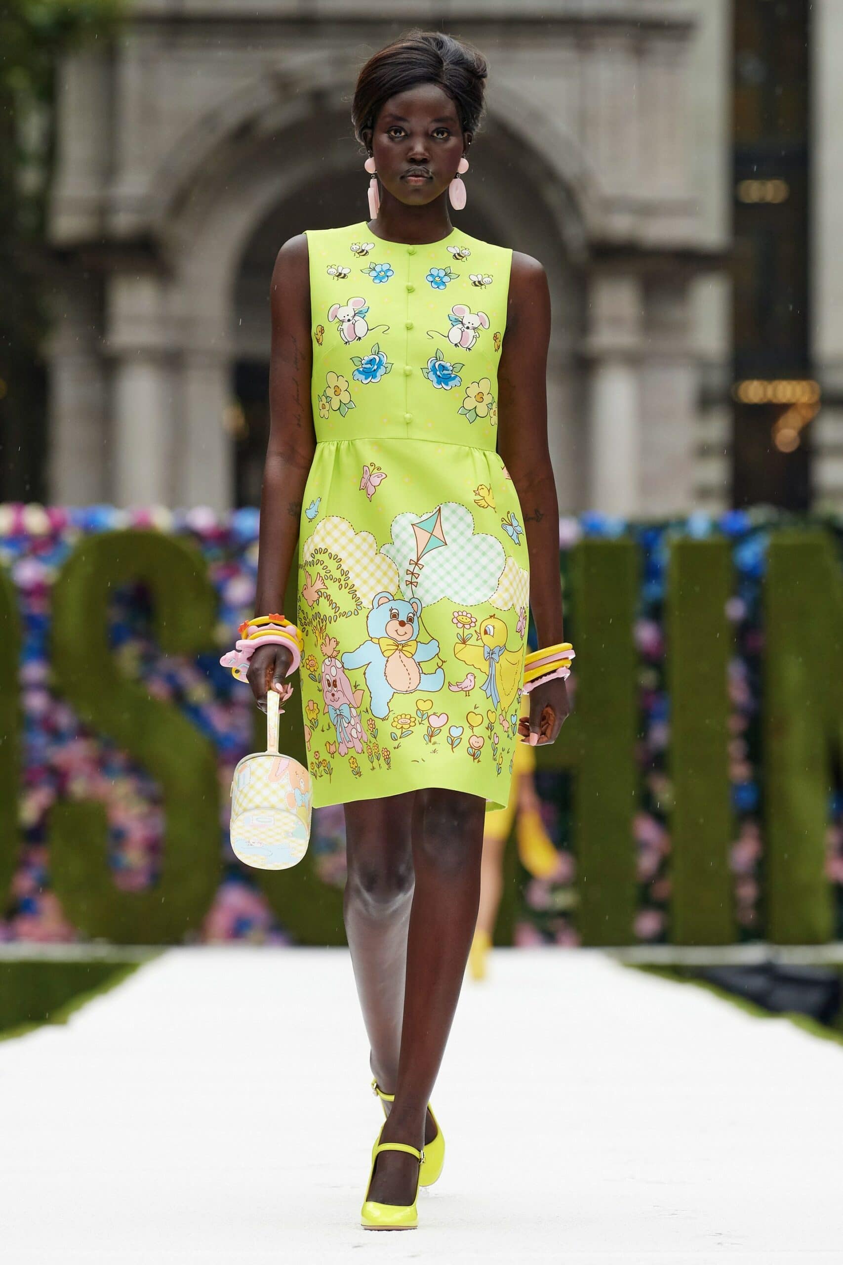 Moschino printemps-été 2022 par RUNWAY MAGAZINE