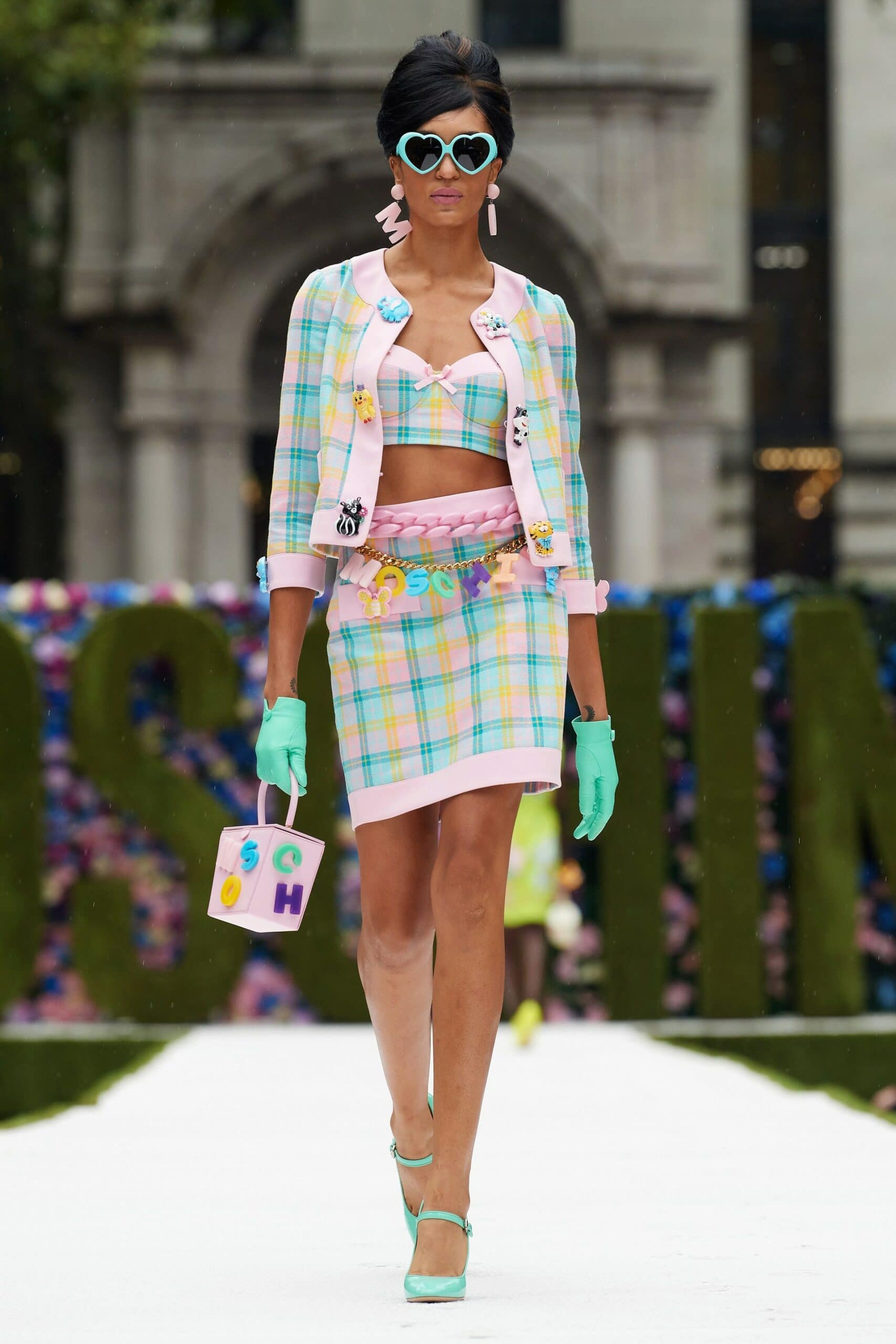 Moschino printemps-été 2022 par RUNWAY MAGAZINE