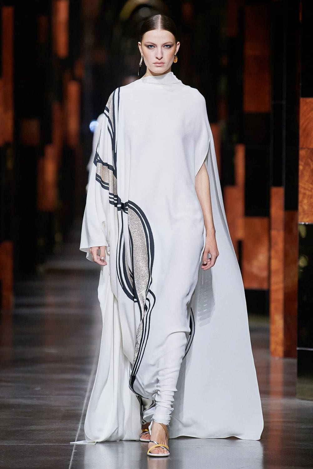 Fendi Printemps Été 2022 Milan par RUNWAY MAGAZINE