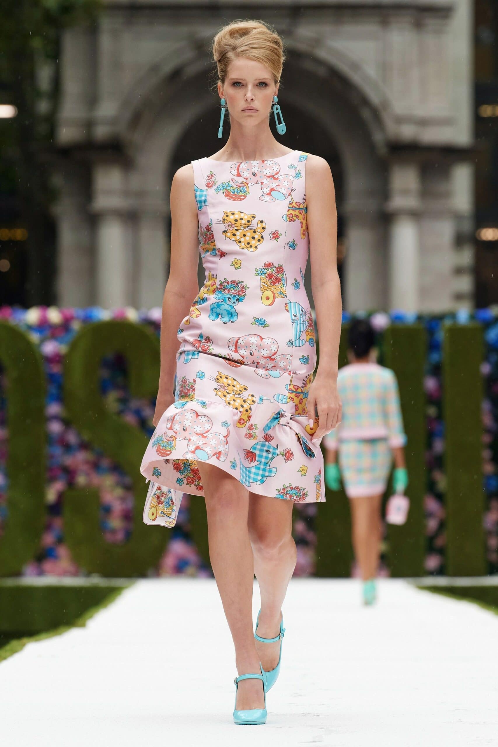 Moschino printemps-été 2022 par RUNWAY MAGAZINE