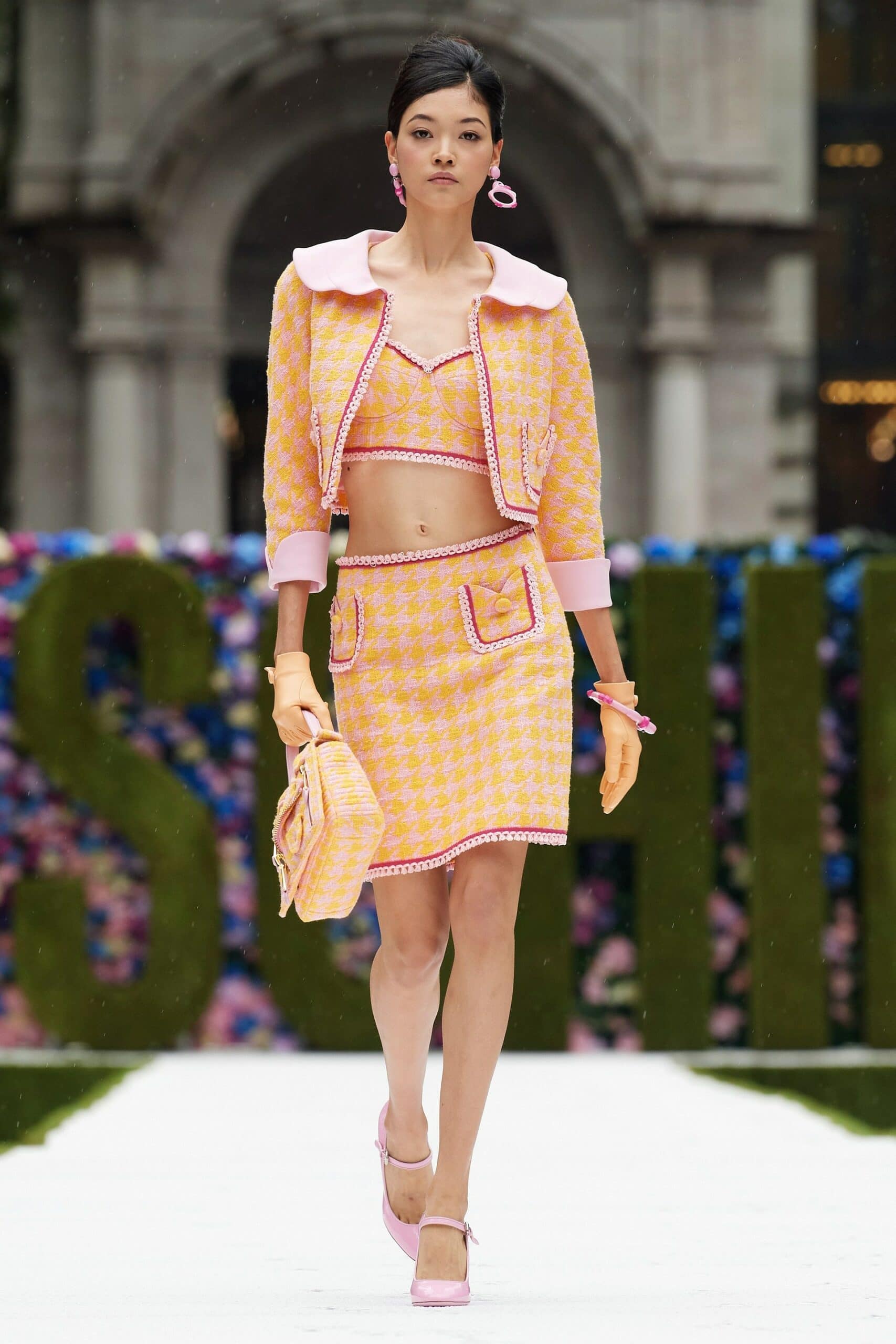 Moschino printemps-été 2022 par RUNWAY MAGAZINE