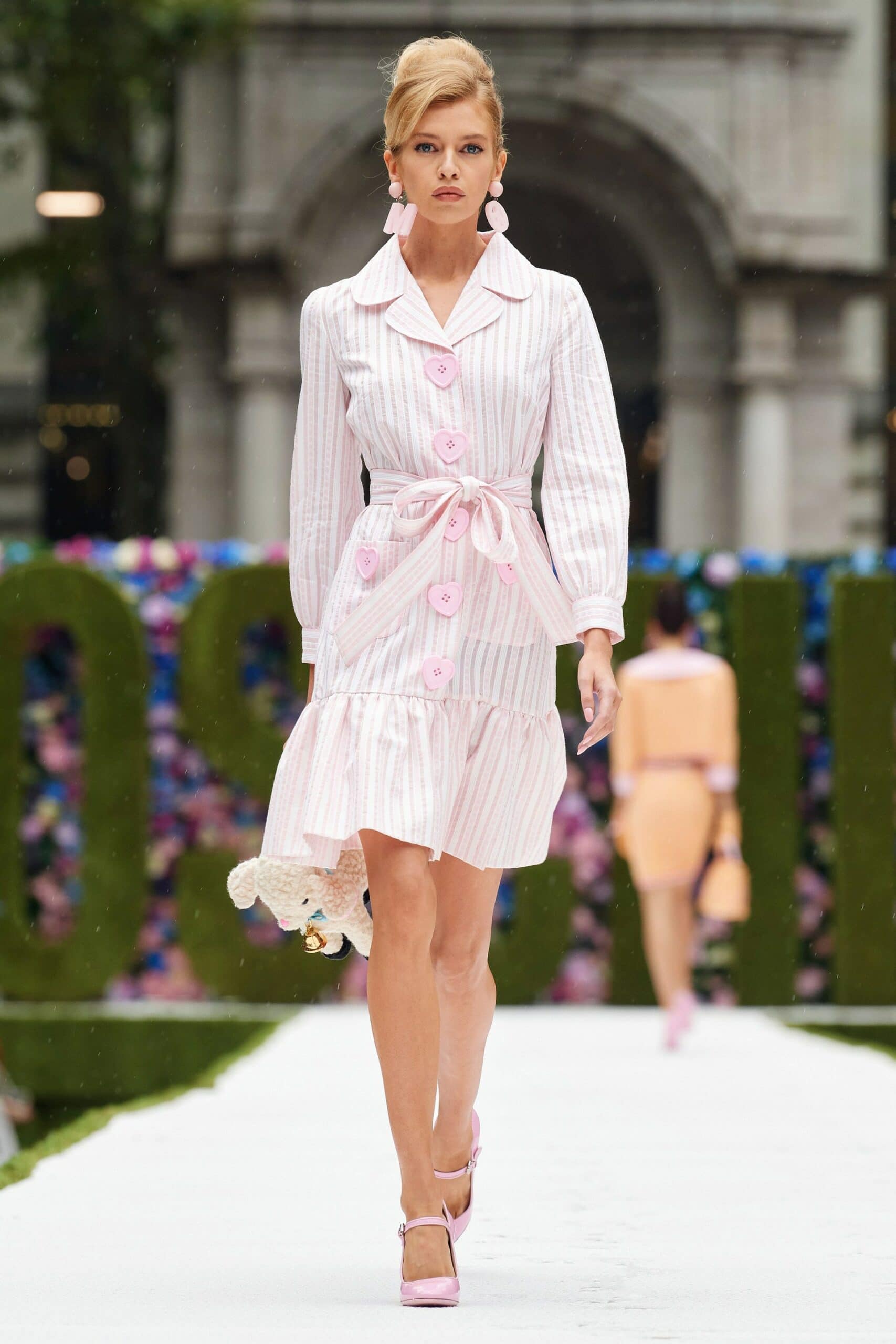 Moschino printemps-été 2022 par RUNWAY MAGAZINE