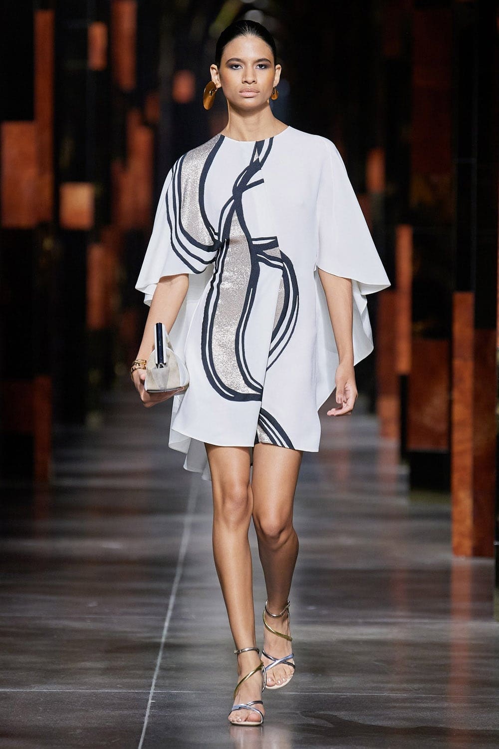 Fendi Printemps Été 2022 Milan par RUNWAY MAGAZINE
