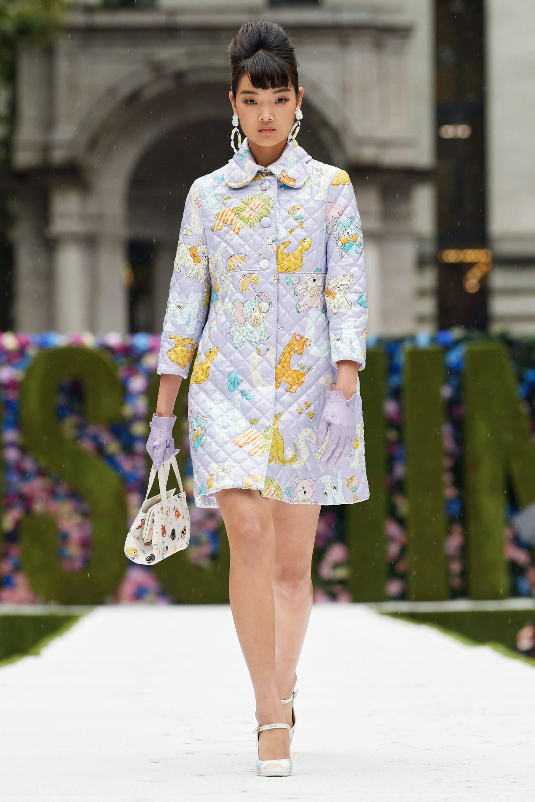 Moschino printemps-été 2022 par RUNWAY MAGAZINE