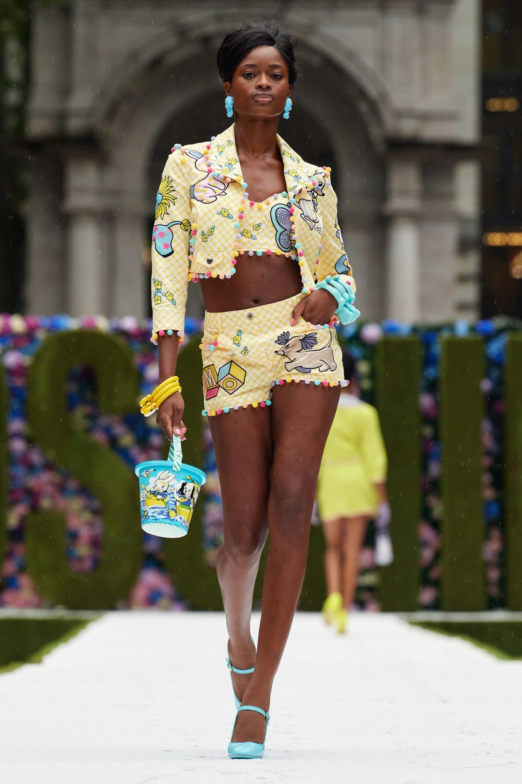 Moschino printemps-été 2022 par RUNWAY MAGAZINE