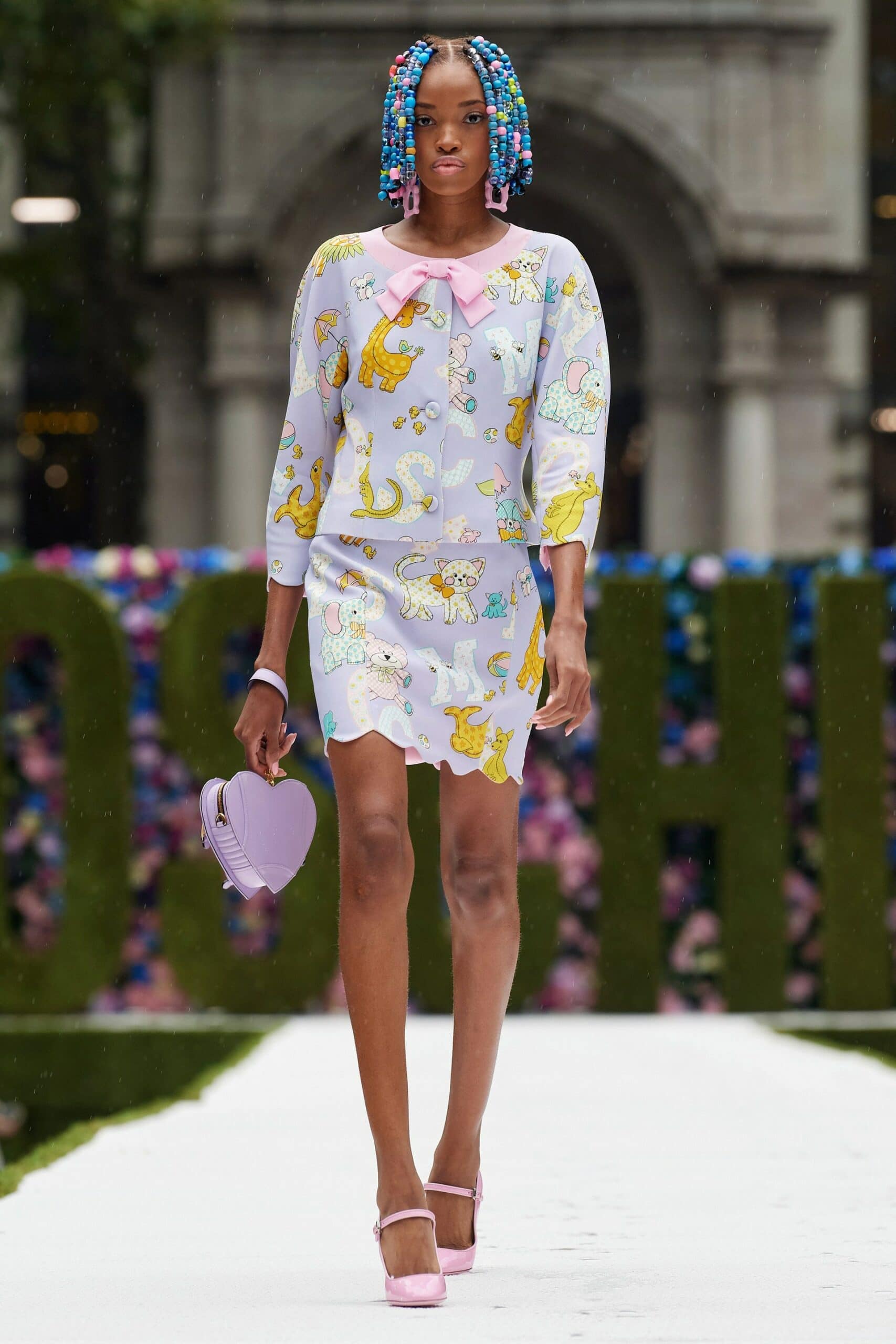 Moschino printemps-été 2022 par RUNWAY MAGAZINE