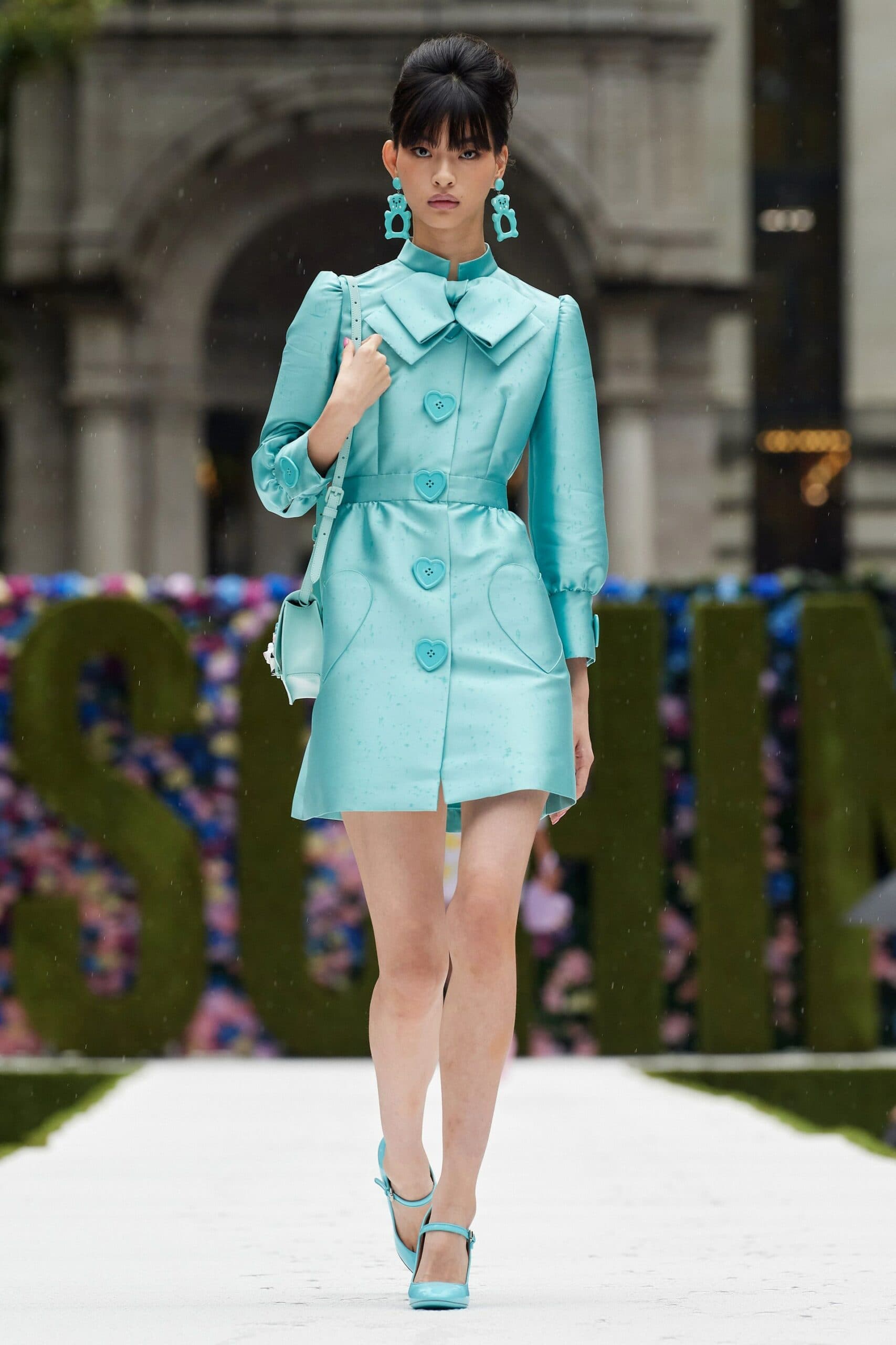 Moschino printemps-été 2022 par RUNWAY MAGAZINE
