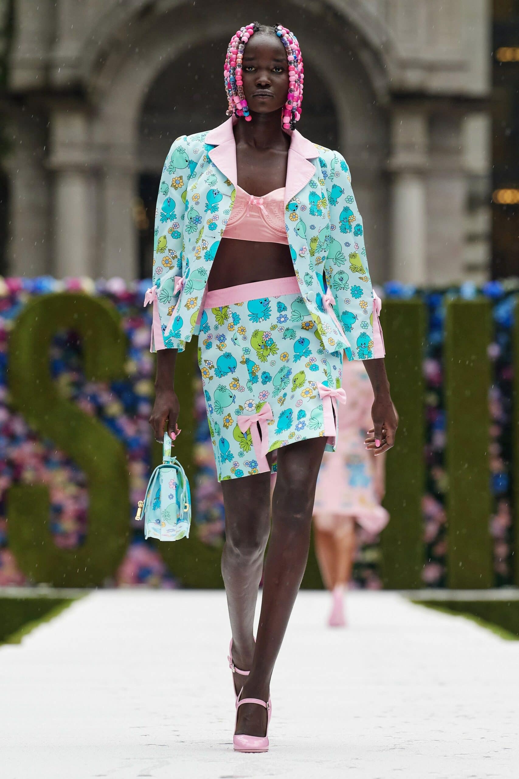 Moschino printemps-été 2022 par RUNWAY MAGAZINE