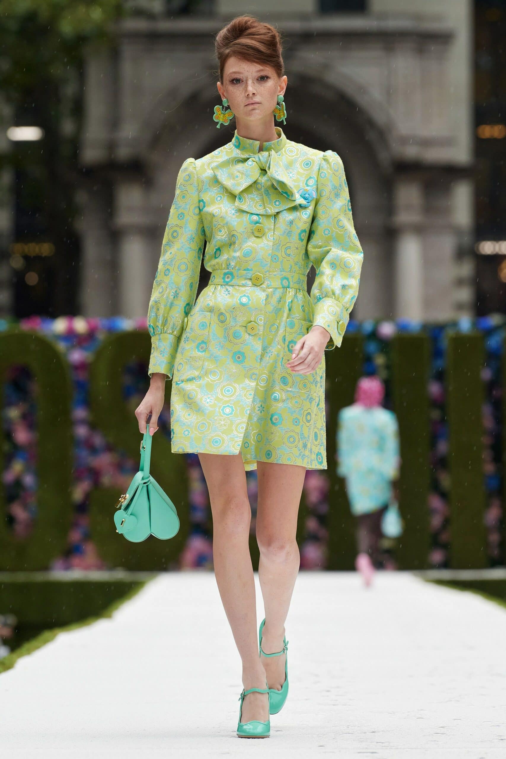 Moschino printemps-été 2022 par RUNWAY MAGAZINE