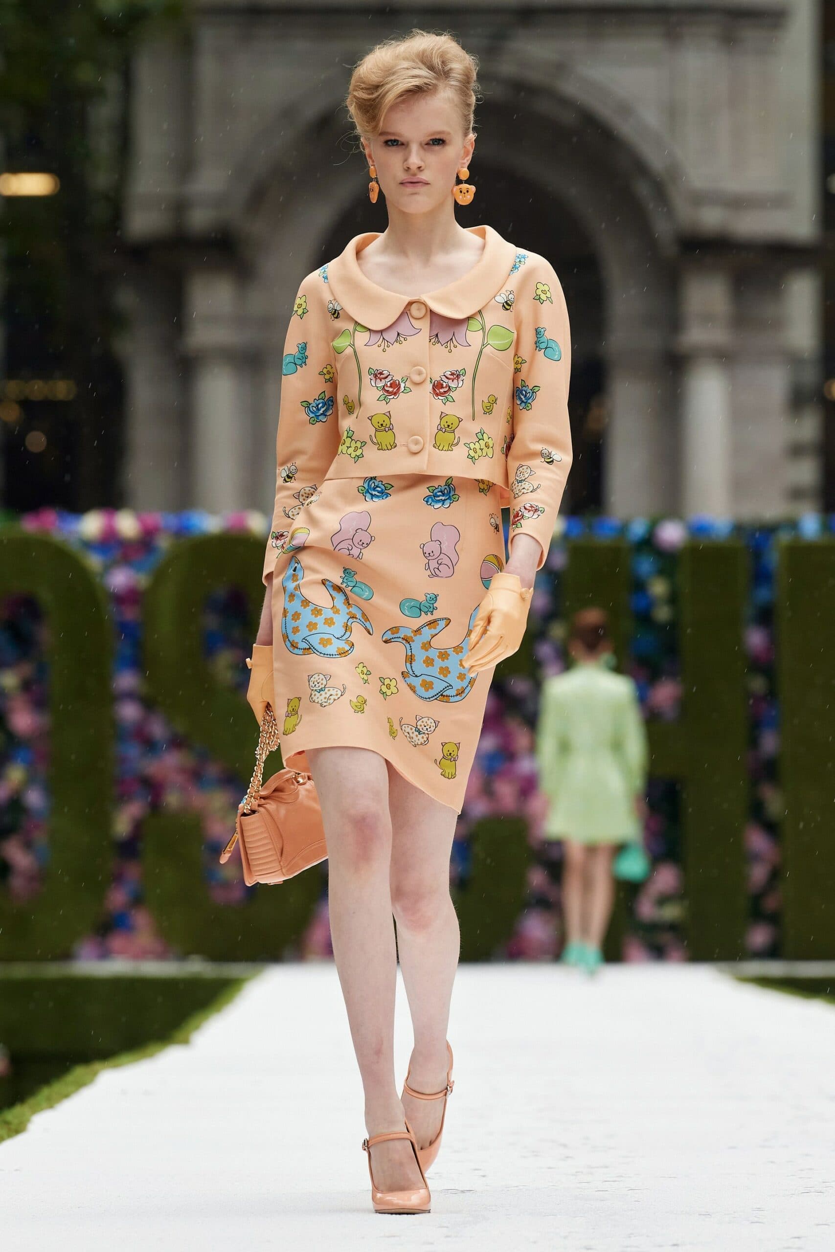 Moschino printemps-été 2022 par RUNWAY MAGAZINE