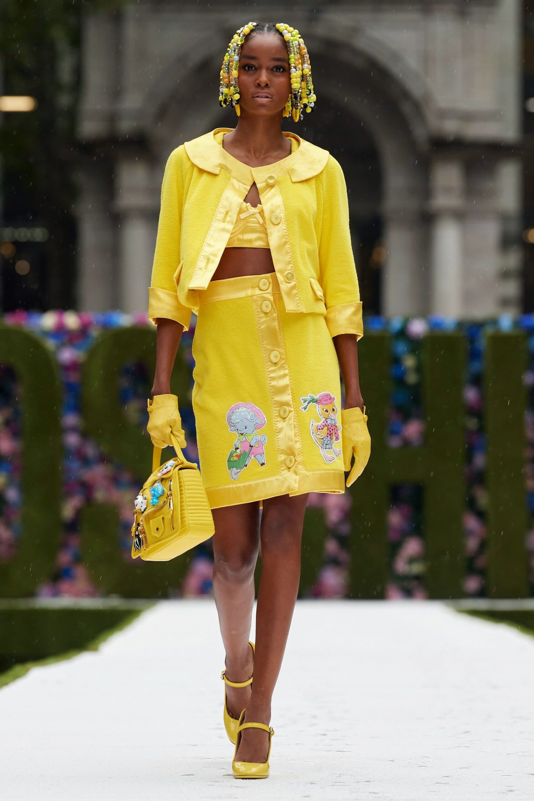 Moschino printemps-été 2022 par RUNWAY MAGAZINE