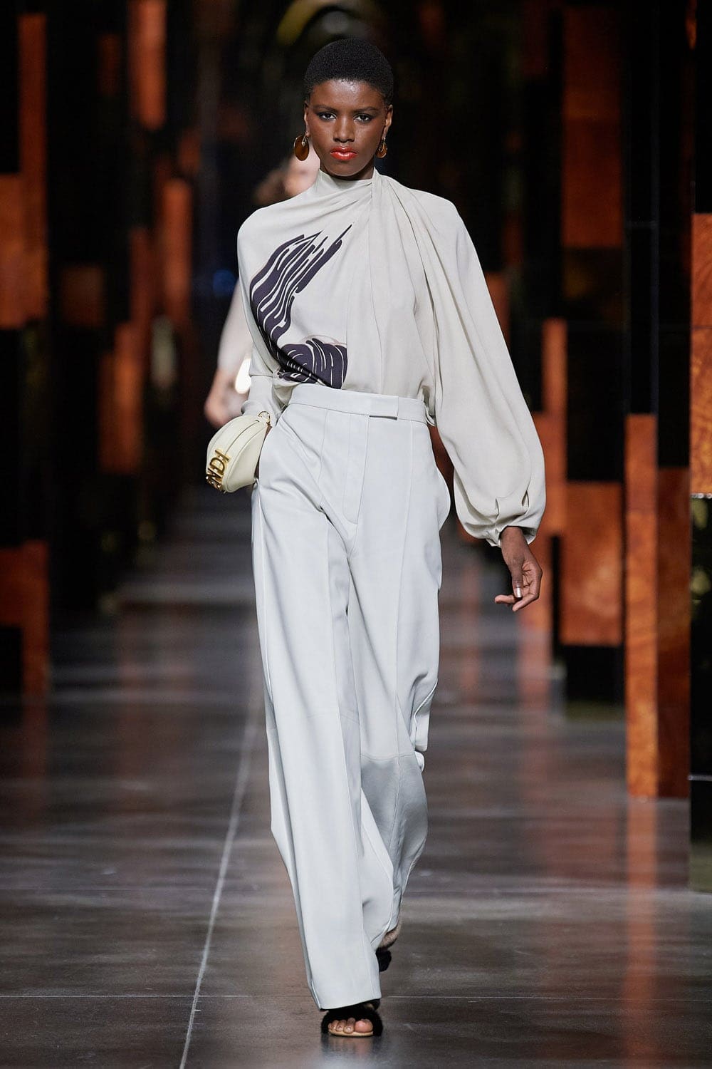 Fendi Printemps Été 2022 Milan par RUNWAY MAGAZINE