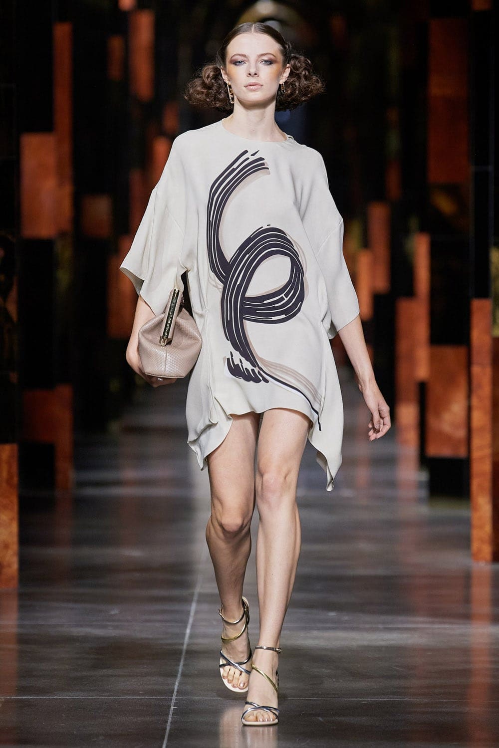 Fendi Printemps Été 2022 Milan par RUNWAY MAGAZINE