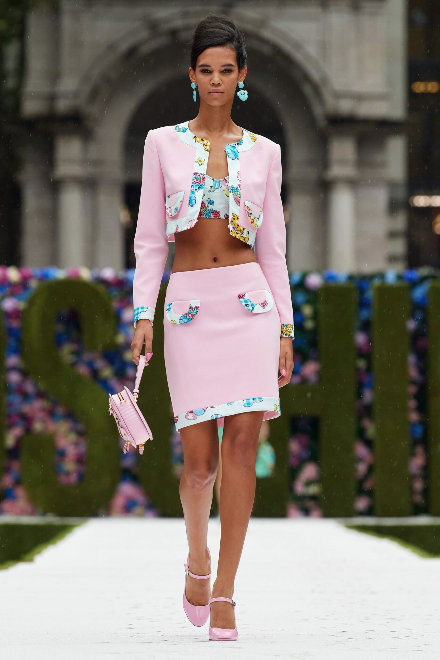 Moschino printemps-été 2022 par RUNWAY MAGAZINE