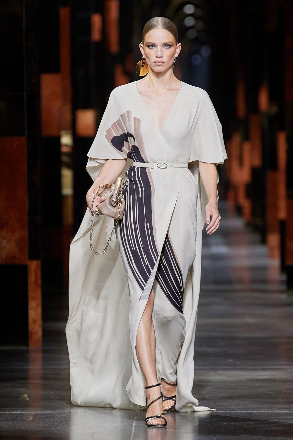 Fendi Printemps Été 2022 Milan par RUNWAY MAGAZINE
