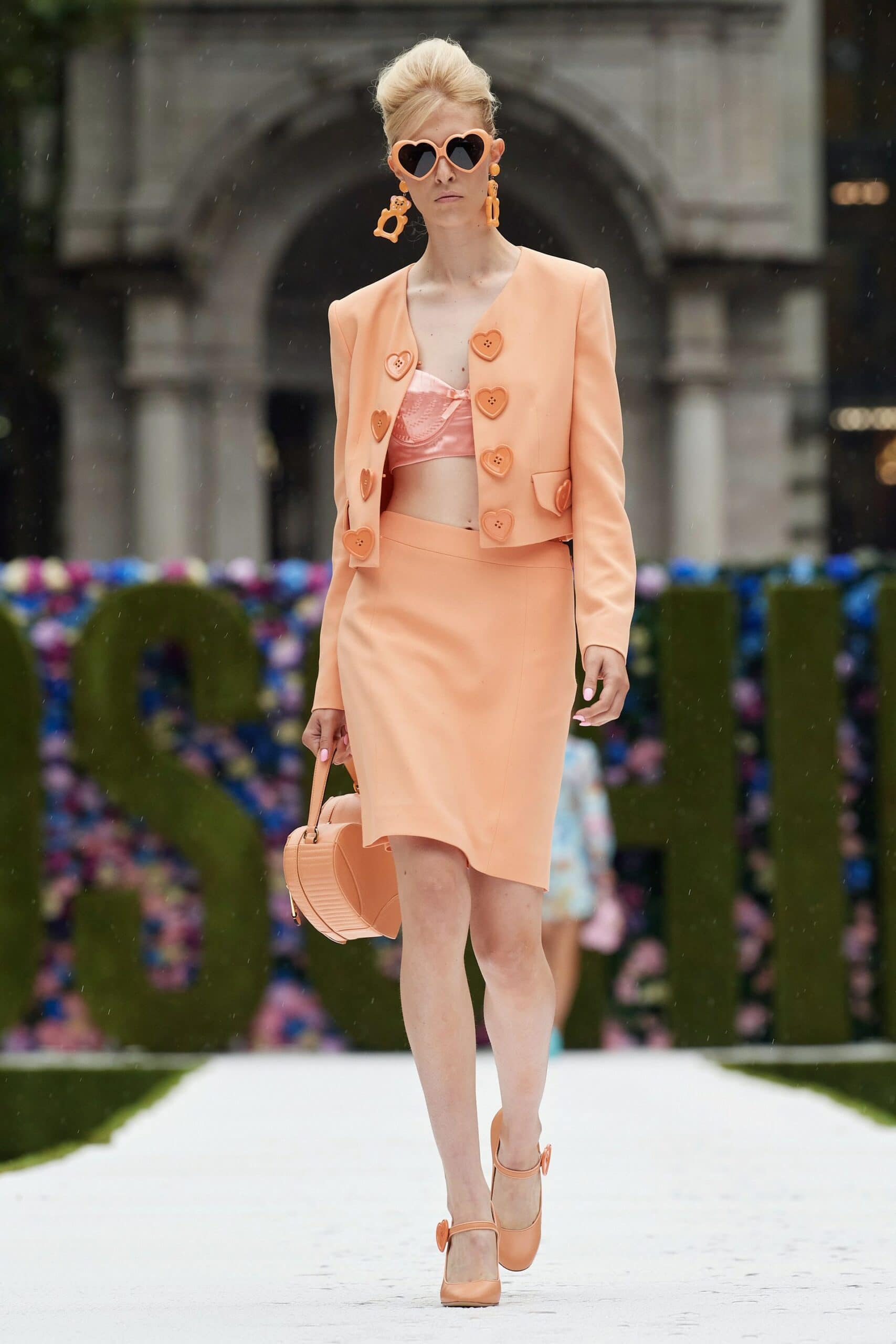 Moschino printemps-été 2022 par RUNWAY MAGAZINE