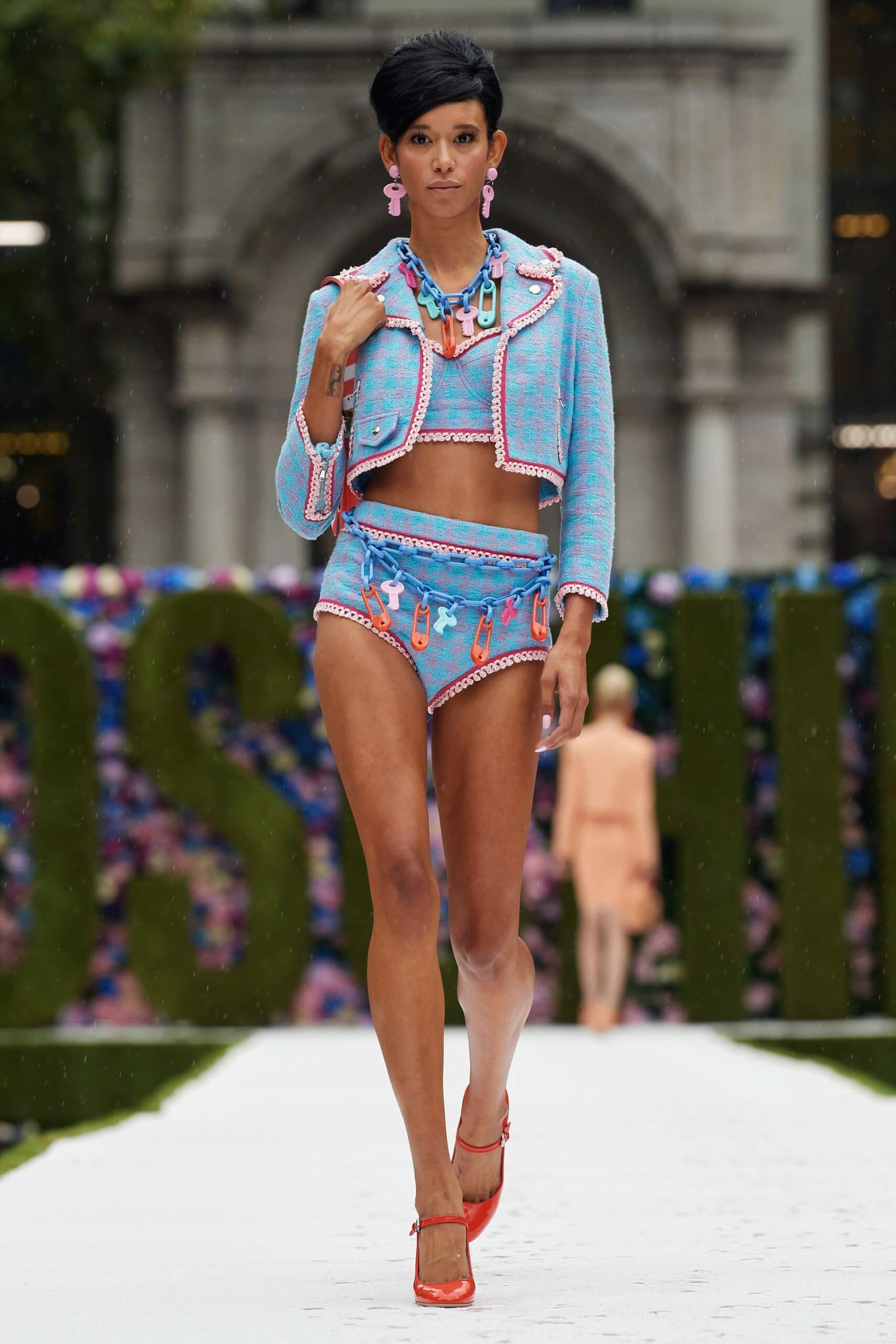 Moschino printemps-été 2022 par RUNWAY MAGAZINE