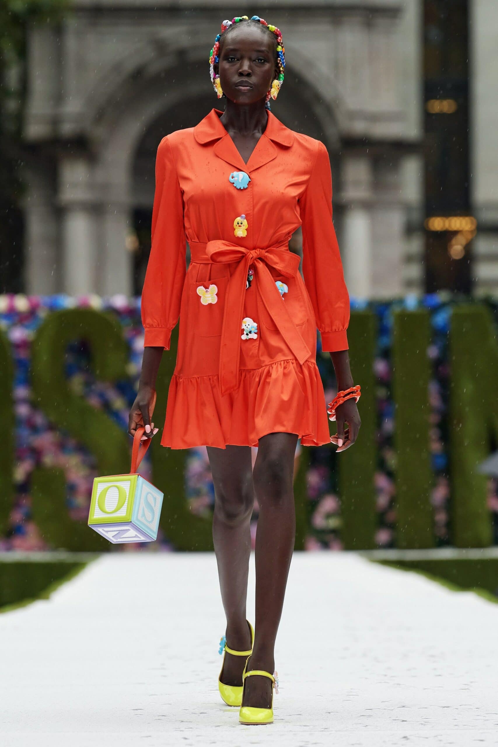 Moschino printemps-été 2022 par RUNWAY MAGAZINE
