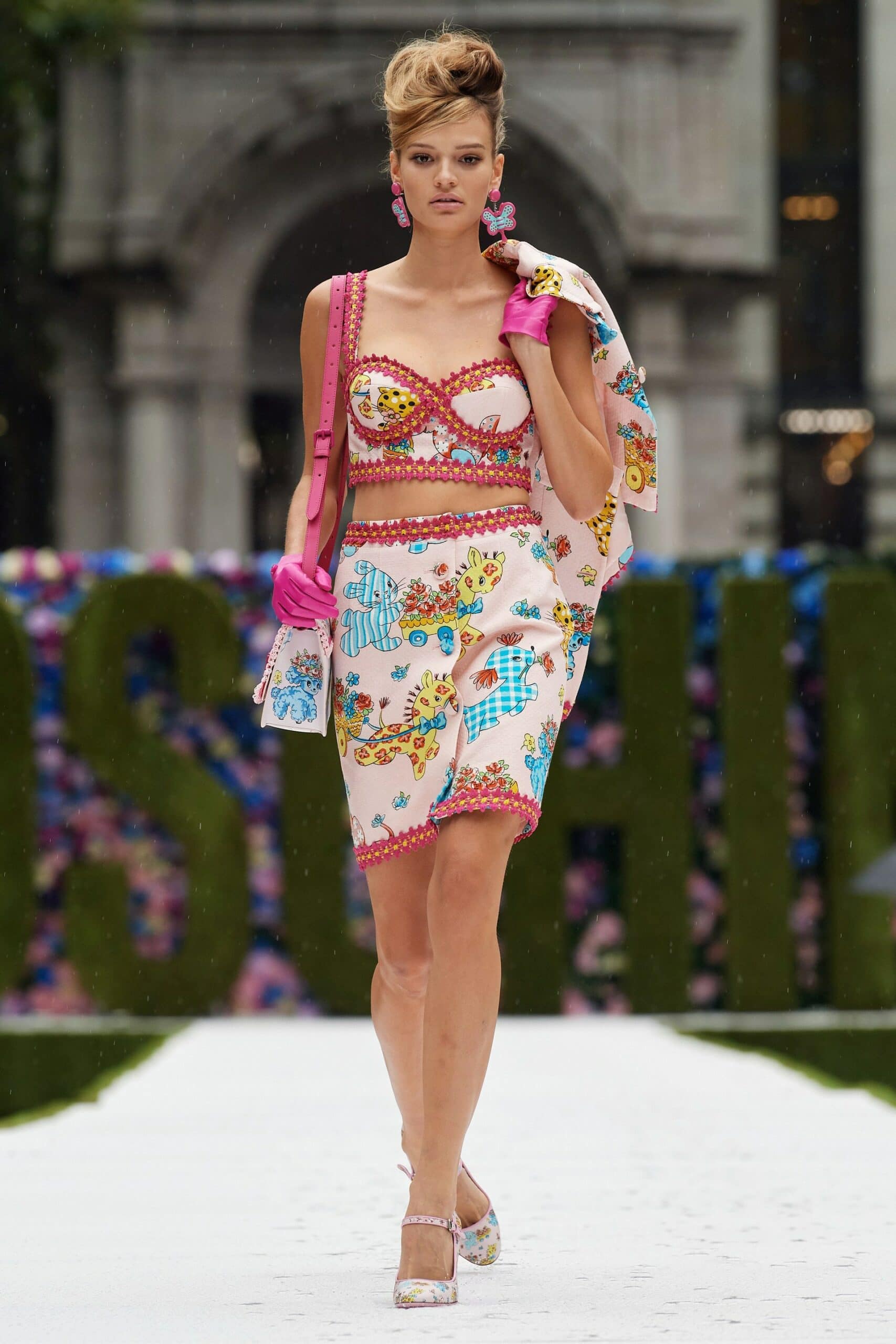 Moschino printemps-été 2022 par RUNWAY MAGAZINE