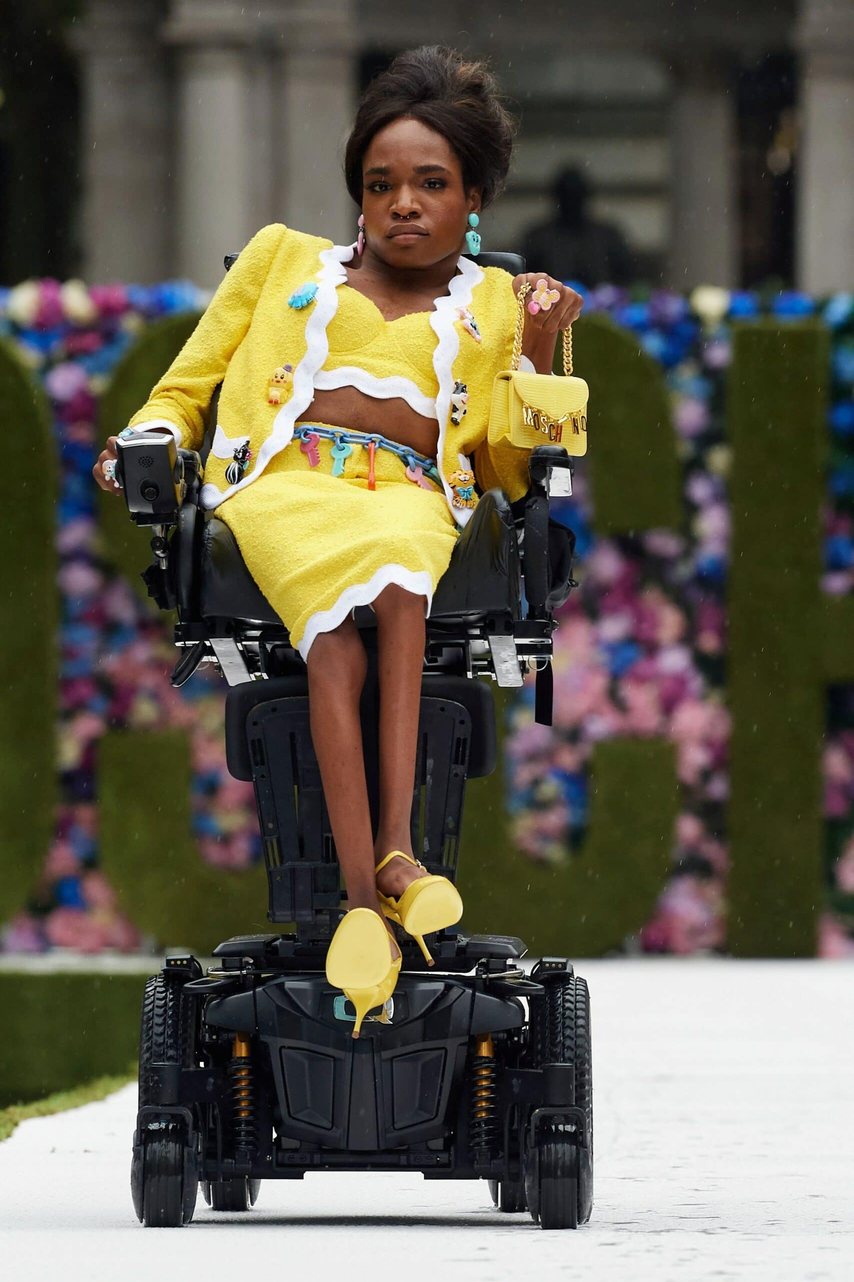 Moschino printemps-été 2022 par RUNWAY MAGAZINE