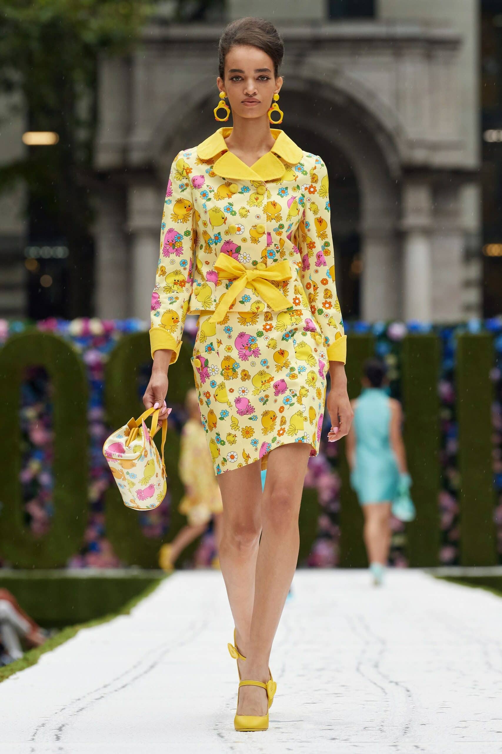 Moschino printemps-été 2022 par RUNWAY MAGAZINE