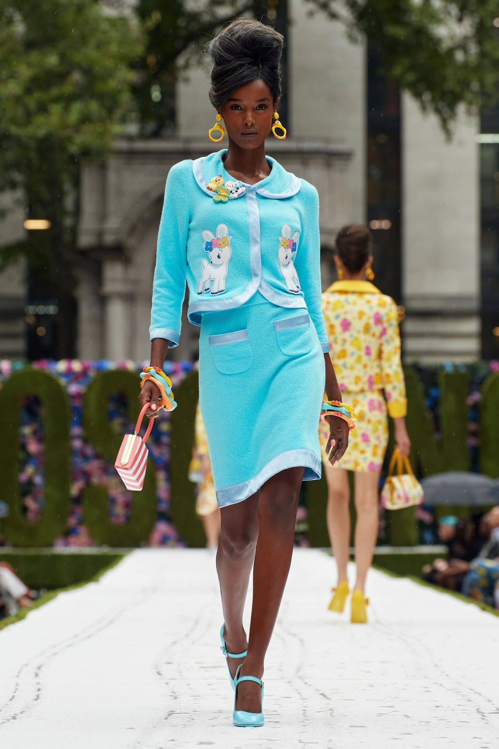 Moschino printemps-été 2022 par RUNWAY MAGAZINE