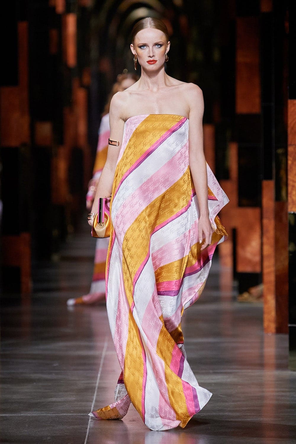 Fendi Printemps Été 2022 Milan par RUNWAY MAGAZINE