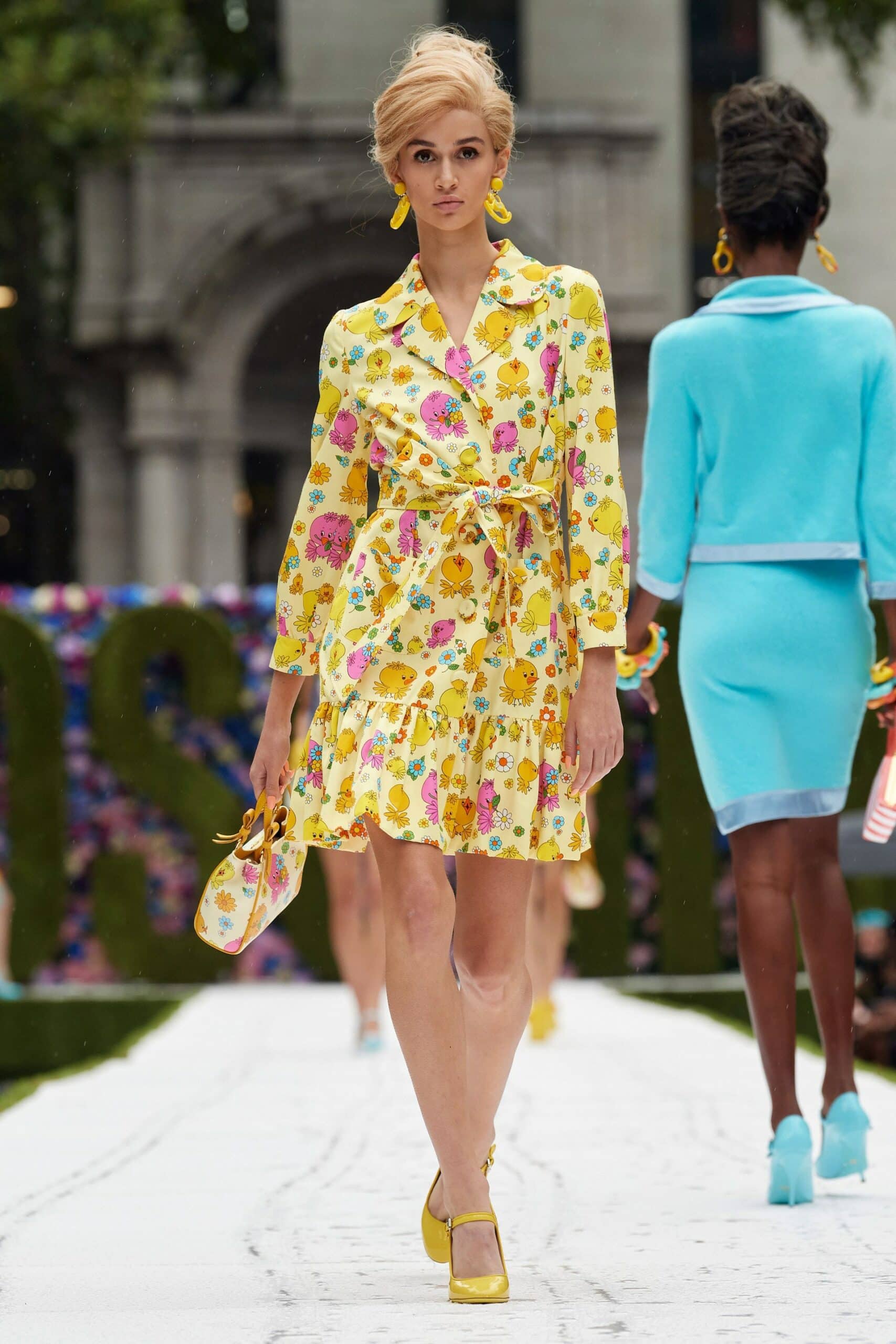 Moschino printemps-été 2022 par RUNWAY MAGAZINE