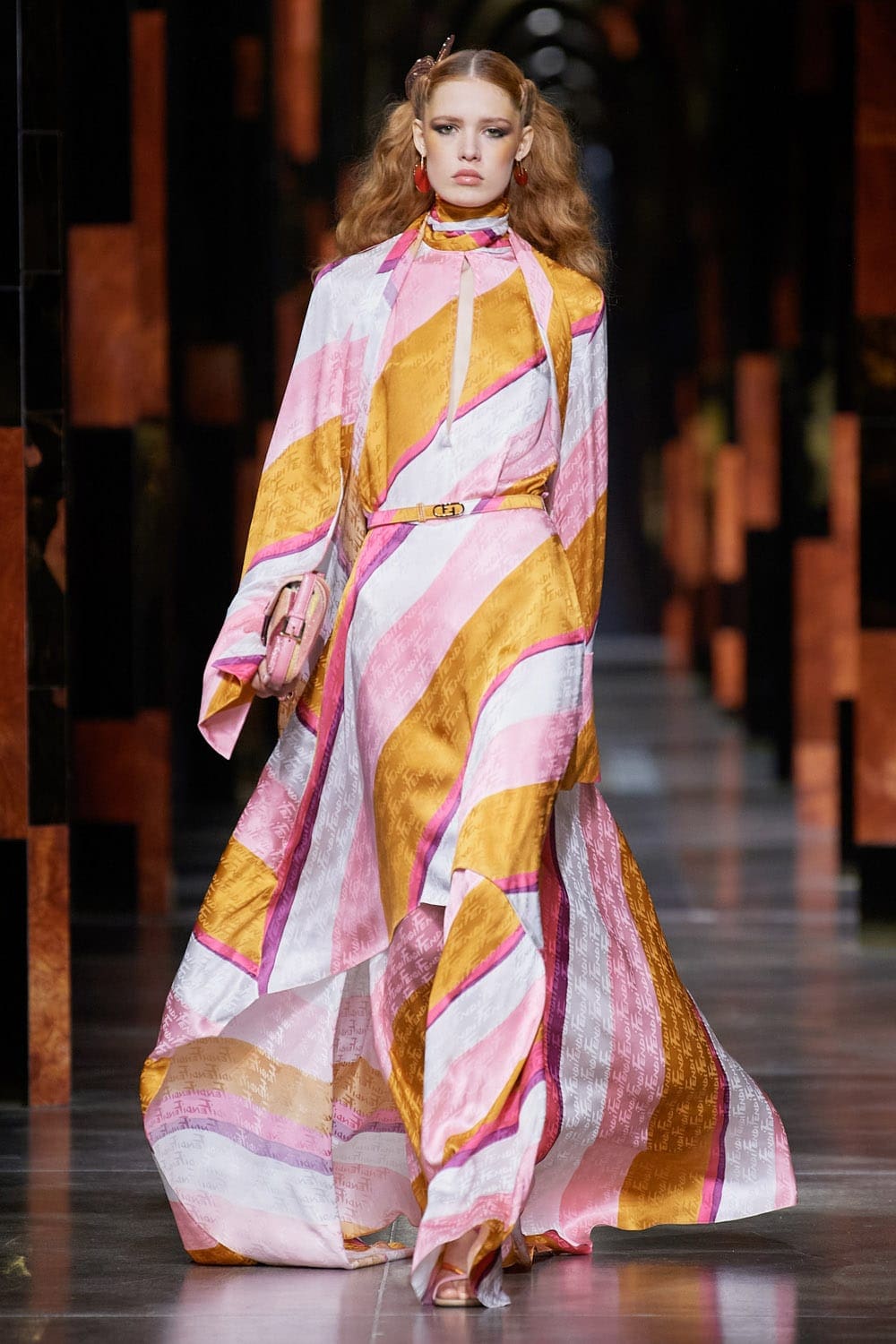 Fendi Printemps Été 2022 Milan par RUNWAY MAGAZINE