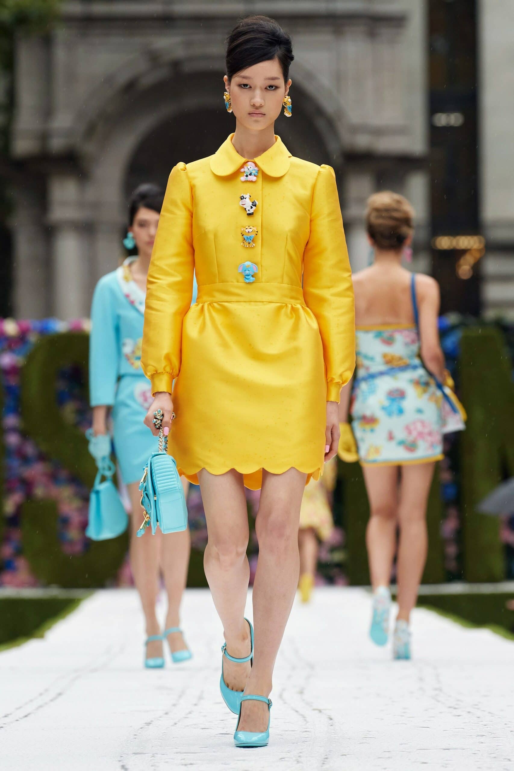 Moschino printemps-été 2022 par RUNWAY MAGAZINE