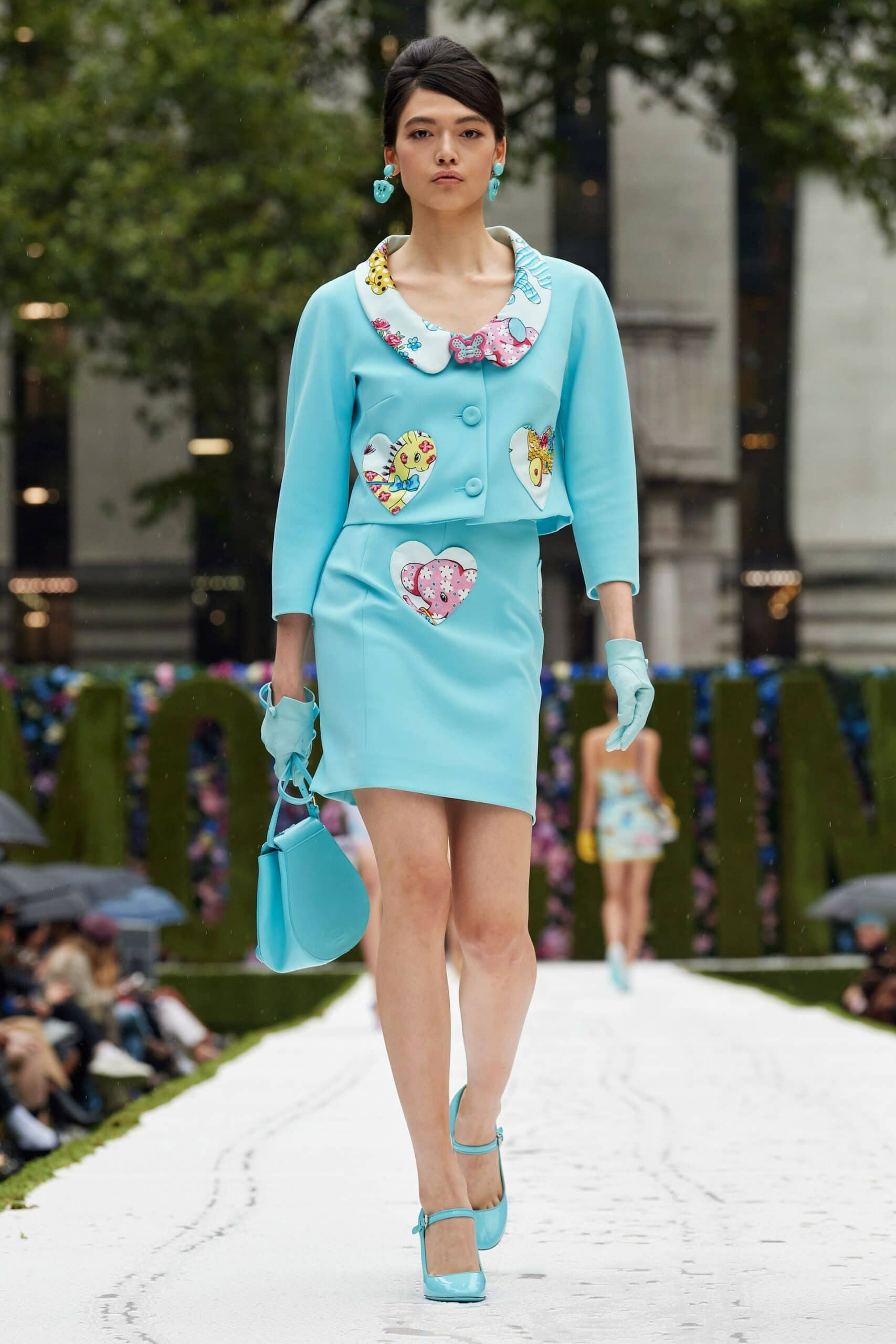 Moschino printemps-été 2022 par RUNWAY MAGAZINE