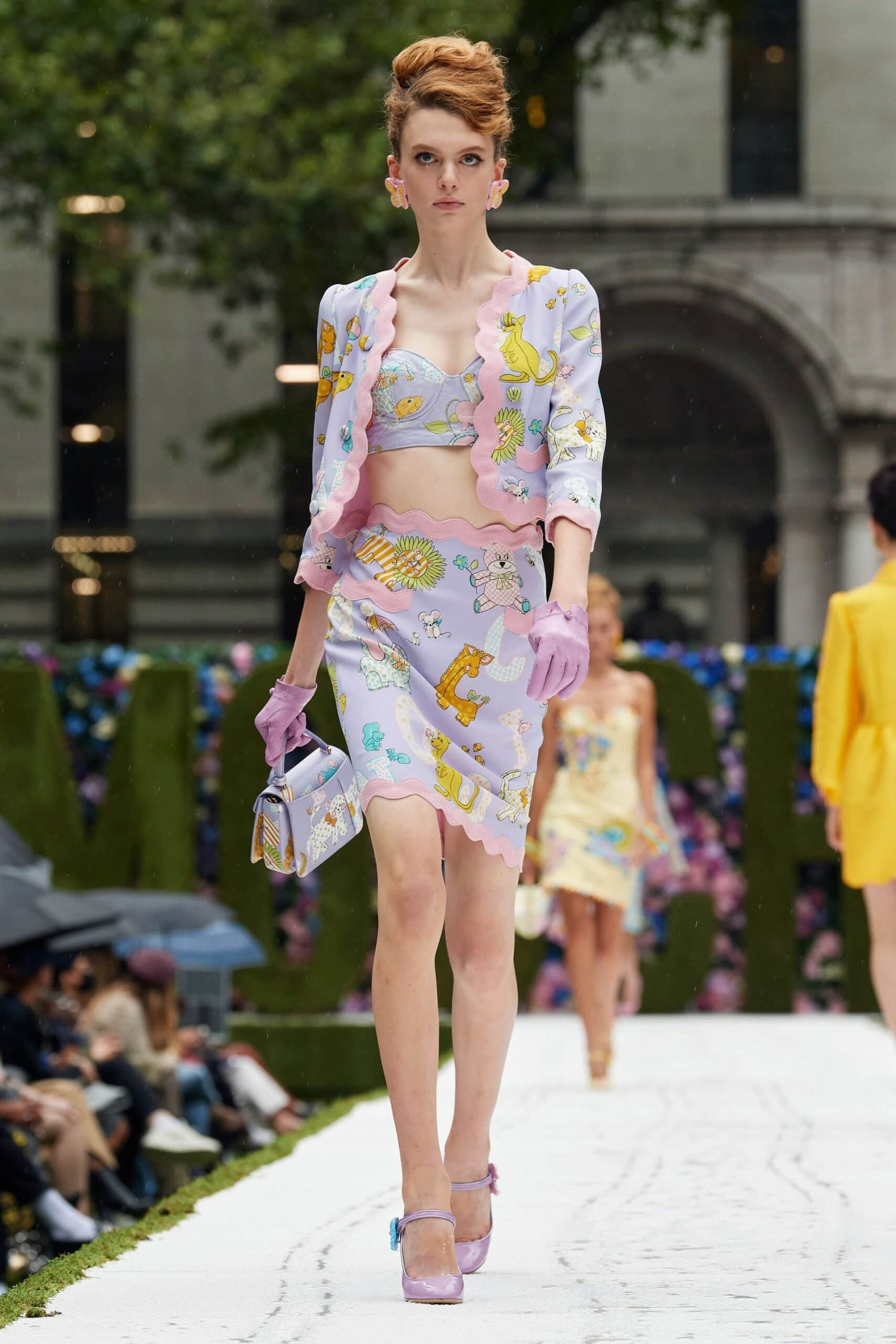 Moschino printemps-été 2022 par RUNWAY MAGAZINE