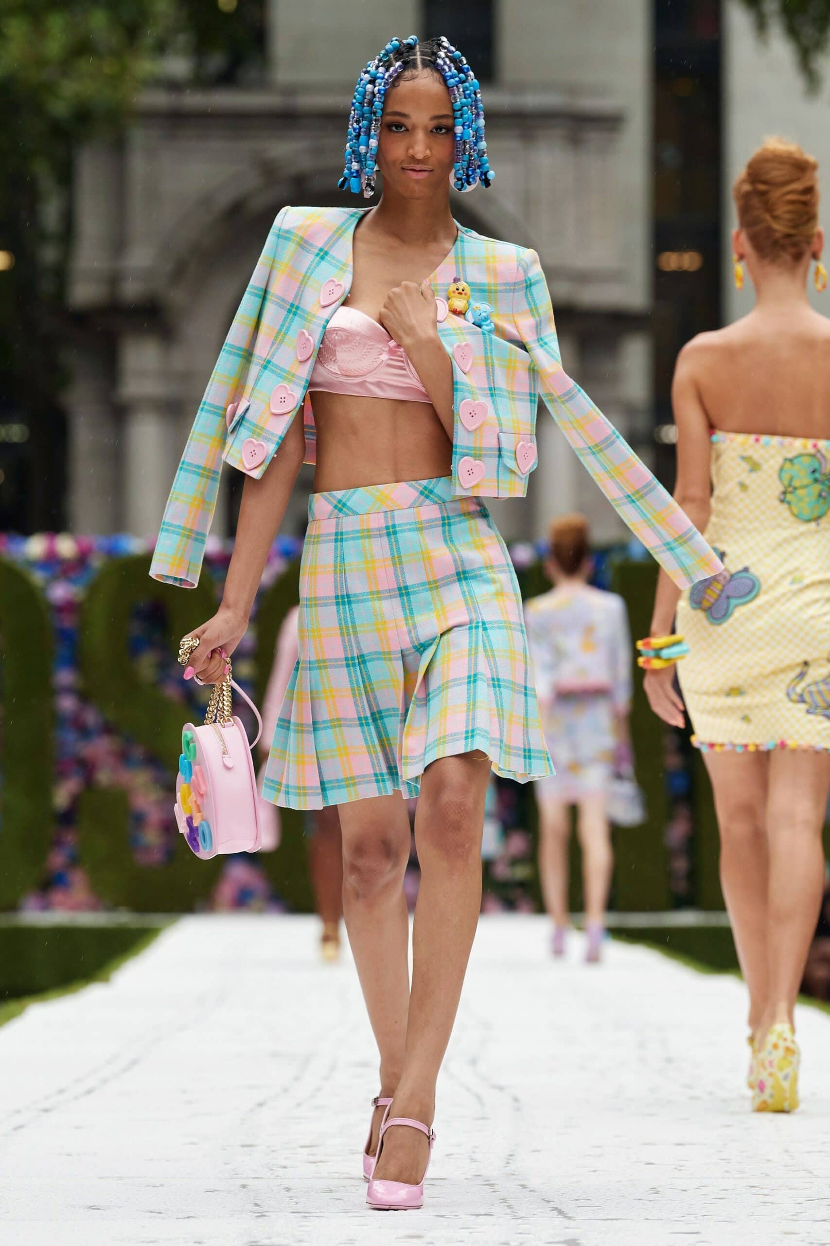 Moschino printemps-été 2022 par RUNWAY MAGAZINE
