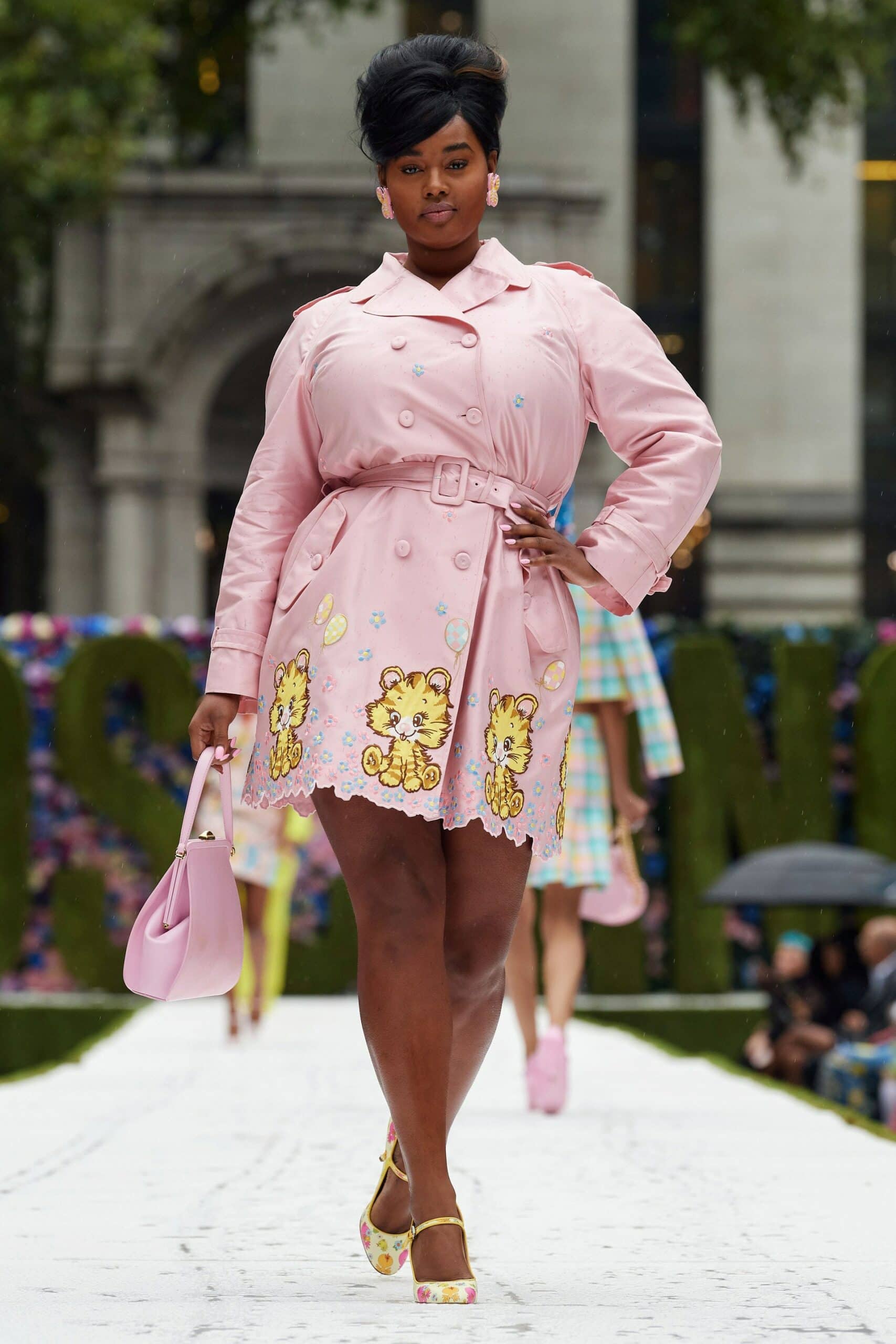 Moschino printemps-été 2022 par RUNWAY MAGAZINE